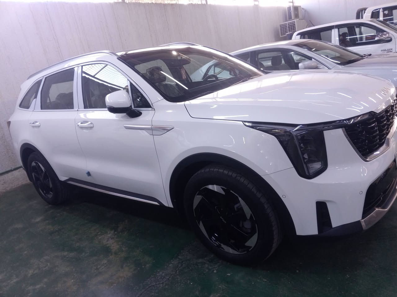 سورنتو 2024 ماشية 18 الف ضمان الدولية 
فئة 4X يعني اعلى فئة بسورنتو 
فور ويل 
مقاعد جلد 
مقاعد تبريد تدفئة
بنوراما
4 كامرات
داتاشو
ويل 20 
كراسي كهرباء
جنطة كهرباء 
درايف مود ( 7 أنظمة قيادة ) 
اوتو هولد 
مساعد انحدار
مانع انزلاق
هندبريك دكمة
بردة ابواب خلفية
انارة داخلية ليزرية متغيرة
لد LED امامي وخلفي 
لايت زنون عالي ناصي
وباقي المواصفات معروفة 
  السيارة مكفولة كفالة عامة 
السعر 350 قفل 
مكاني بغداد التاجي 
***********
