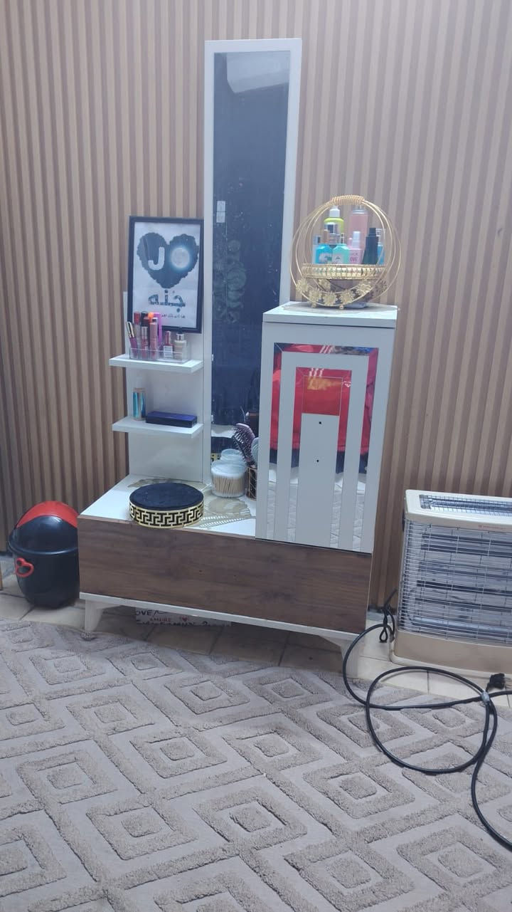 السلام عليكم اغراض للبيع
غرفة جديدة استخدام قليل مابيها اي ضرر 500 الف 
الكاونتر يحتوي ع طباخ 500 , مع الثلاجة 750 الف 
العنوان كرادة داخل 
الرقم للتواصل 
***********
