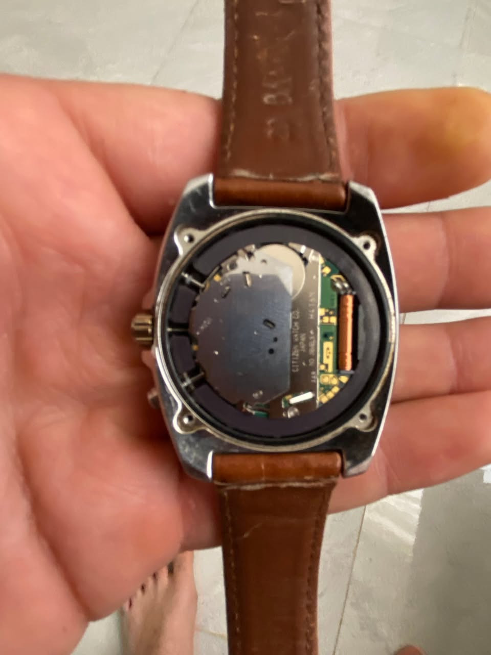 نادرة وماكو بالعراق منها
⌚ للبيع: ساعة Paul Smith (إصدار خاص مميز) ⌚
 الماركة والمنشأ: ساعة Paul Smith إنجليزية فاخرة، بماكينة يابانية أصلية 100% من شركة Citizen.
 التكنولوجيا الذكية (Radio Controlled): الساعة تحتوي على ميزة استقبال موجات الراديو، يعني تضبط الوقت والتاريخ تلقائياً على الأقمار الصناعية ومحطات التوقيت بدون ما تحتاج تقدمها أو تأخرها بإيدك.
 نظام الطاقة: تعمل بالطاقة الضوئية (Solar-Tech) تشحن من أي ضوء وما تحتاج تبديل بطارية نهائياً.
 التصميم: مينا بنفسجي ملكي مميز جداً، إطار روز غولد (Rose Gold)، وسير جلد طبيعي بني.
 المقاومة: مقاومة للماء حتى عمق 100 متر (10BAR).


**إذا كنت صاحب هذا الإعلان وتريد حذفه لأي سبب، رجاءا أرسل رسالة إلى الدعم الفني**