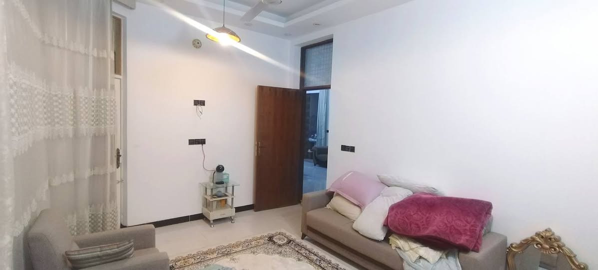 دار للبيع
طابو زراعي سند ٢٥
------------------
في الحلة الشارع الخدمي لحي الزهراء
او نادر الاولى من جهة الزراعي بنهاية فرع مول بغداد
يبعد عن حي الزيتون الجديد ٣٠٠ متر
------------------
البيت طابقين
١٢٠ متر واجهة ١٠ ونزال ١٢
------------------
الطابق الارضي يحتوي على
غرفة نوم + مطبخ + استقبال + مجمع صحيات +كليدور + طارمة + صحيات خارجية
------------------
الطابق الثاني غرفة نوم مجمع صحيات كليدور وسطح ناصي وسطح عالي
------------------
البيت بناء ٢٠٢٢
البيت جديد جدا ونضيف 100%
للاستفسار اكثر
***********
 واتساب او اتصال او خاص حلة, بابل
