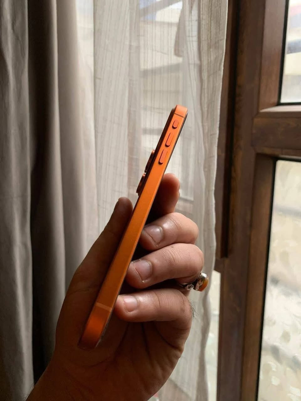 ايفون 11 عادي
محور 17 برو 
ذاكرة 64 دبل سيمكرت 
بطارية 76 اصلية قطارة بشحن جهاز كلة شرط 
فيس ايدي متوقف بسبب التحديث وكلة شرط 
سعر 200 الف بيع فقط 
***********
