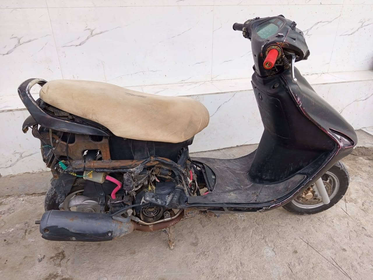 سلام عليكم دراجه فراشه فحل  
محرك ما مفتوح 
السعر (300) و بيها مجال 
عنوان ناصريه مركز 
اذا مو شراي لا تعبني فدوه 
الرقم (***********)
