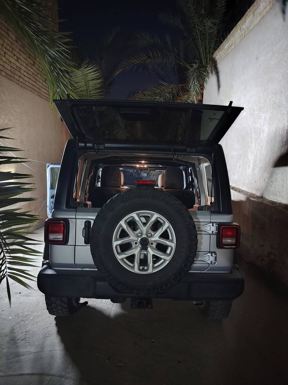 للبيع جيب رانجلر 2023 فئة سبورت ماشيه 4000  يعني زييرووو محرك ٣٦٠٠ السياره نضيفه و كلش حلوه  حادث امامي و صلحتهه تصليح درجه اولى 
السعر 260. للتواصل ***********
