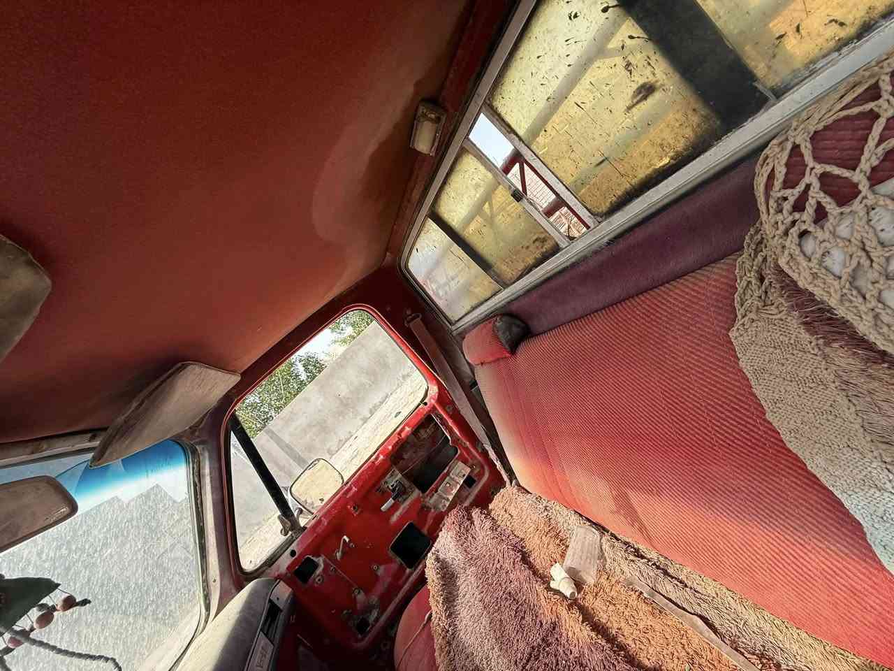 للبيع عظمات بيكب كامله وجامة خلفيه سلايت وسكن قماره وحزام امان يسره ويمنه للبيع السعر300$رقم ***********

