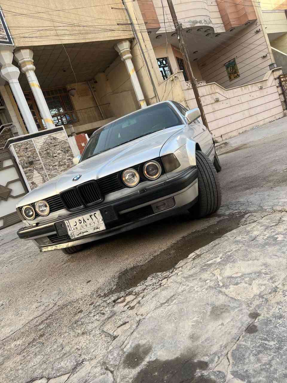 للبيع 730i مفتوح موديل ١٩٩٠
تبريد شغال حداديه نص عمر 
مكينة كير جديدات 
دوشمه جديده 
السياره بيه ملاحظات بصيطه 
السعر 55ورقه بيه مجال 
***********
مكان السياره بغداد
