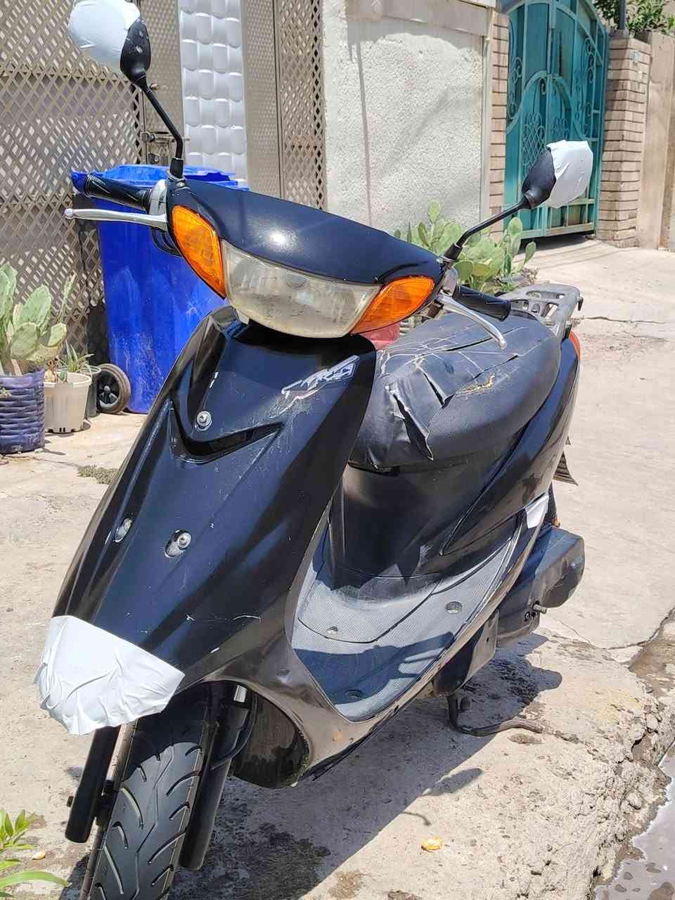 السلام علیکم دراجه للبيع يوماها  عصفوريه سرعه ٦٠ دراجه نضيفه تشتغل سلف وهندر اي نقص ما بيها اشاير يمنه يسره لايت عالي ناصي بك لايت كله شغال شلعه ومعدل مكينتها ناعمه تقفل اكسن قفل ستيرن الكهربائيات شغالة هورن شغال تايرات زوج جدد دراجه كله بلاديه السعر ٢٠٠وبيها مجال مكينه بلاد دبلات جديده العنوان بغداد حي العامل الاتصال على الرقم ***********
