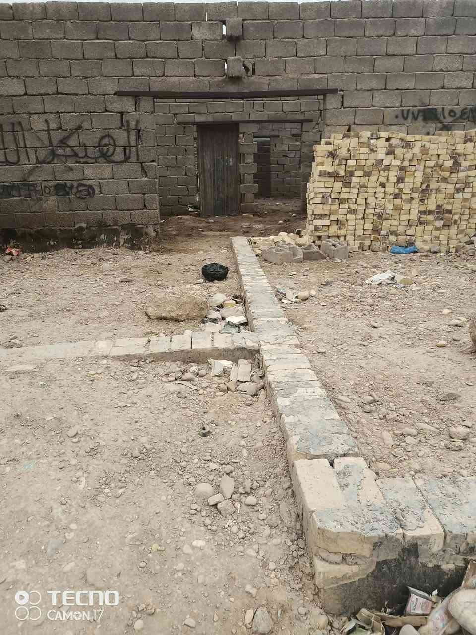 سلام عليكم يوجد هيكل للبيع  واسط بشارع التمايمه يوجد 2غرف+ستقبال +صاله +مطبخ المساحه 200/م الاستفسار نتصل على الرقم ***********
