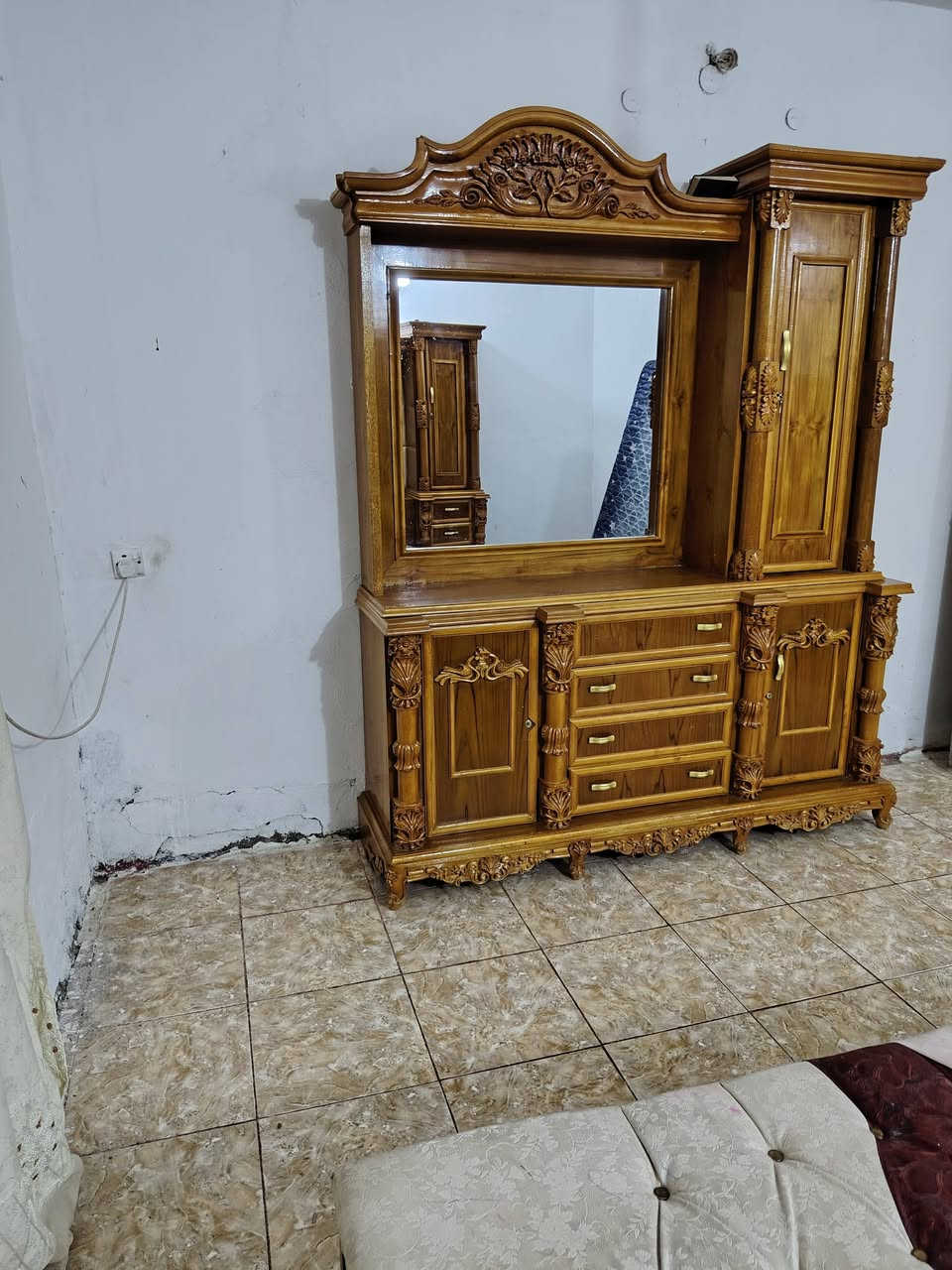 سلام عليكم اخوات غرفه تسگام نضيفه استعمال قليل المكان سده اي استفسار عل رقم سبب البيع عاليه واشتريت بيت ناصي ***********
