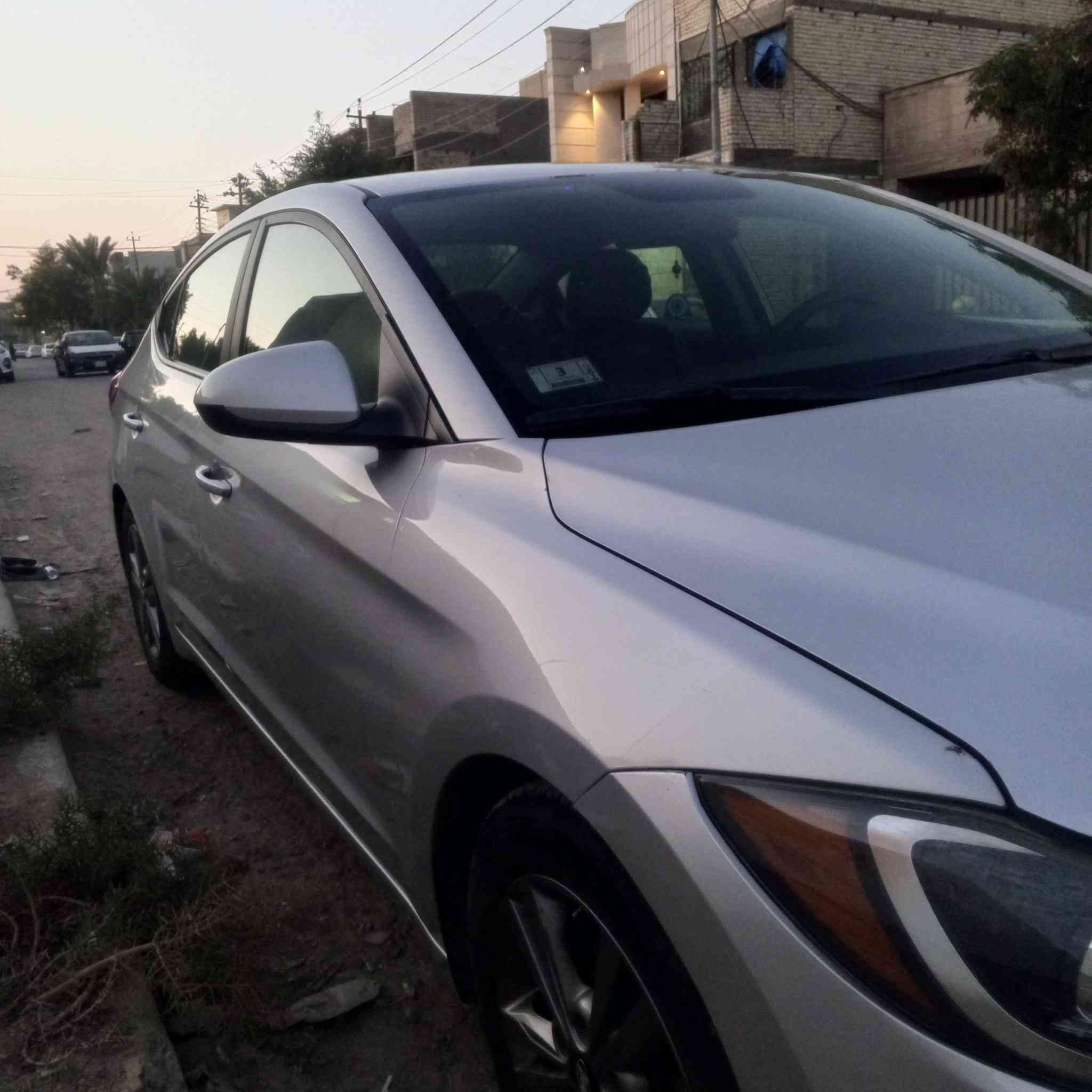 السلام عليكم النترا امريكي 2017حادثها موضح بالصور وبيها جاملغ خلفي جهة السائق نص فول (1800 محرك)مكانها بغداد الدوره ***********
