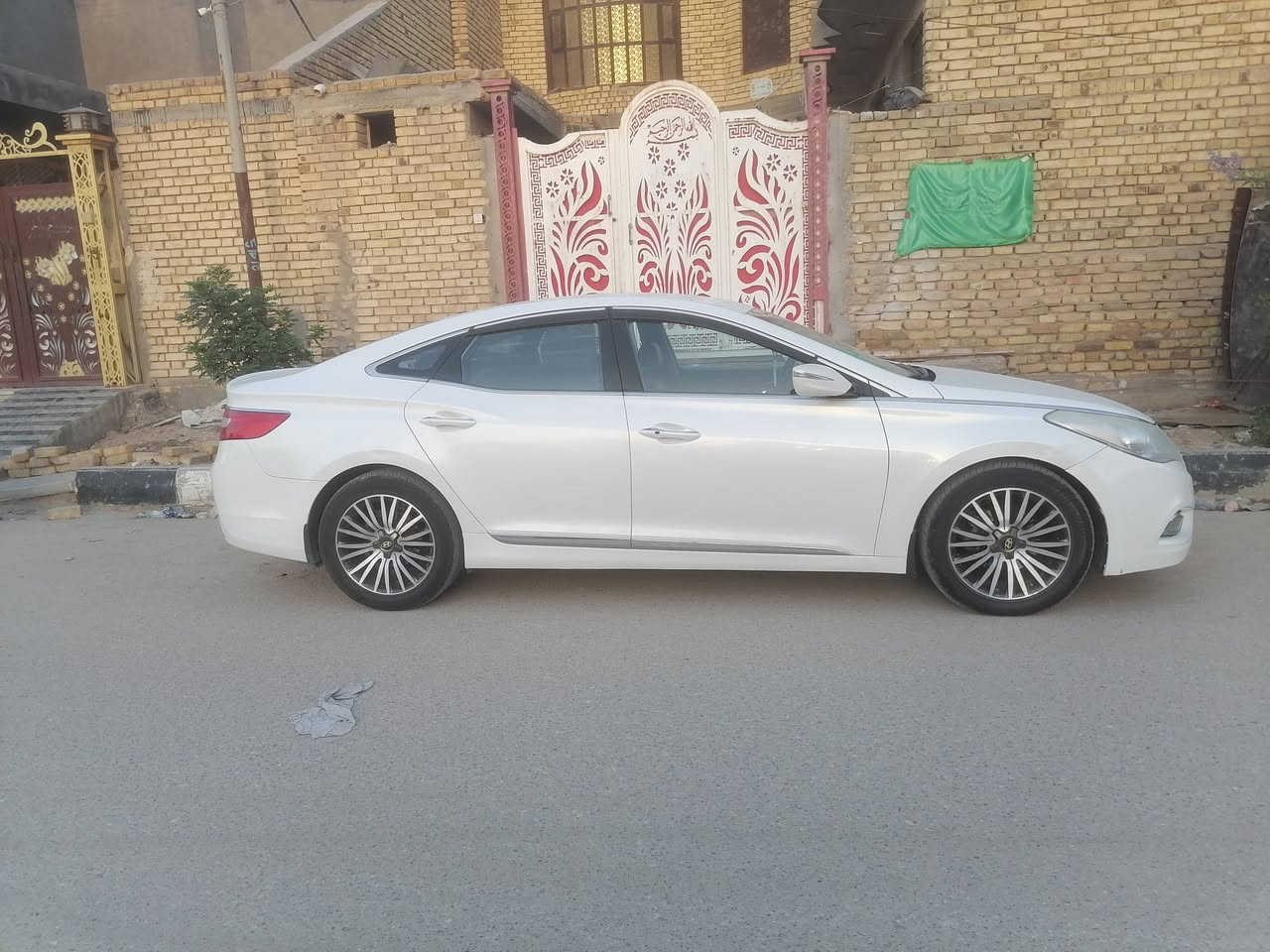 السلام عليكم
ازيرا موديل 2013
خليجي
كفالة عامة
مكينة وگير جاهزات
تبريد شغال
بصمة
كشنات كهرباء
كشنات جلد
كهربائيات كلها شغاله 
رقم بصرة انكليزي جديد
بأسمي السيارة
مكانها الناصرية مركز
للاستفسار ***********
السعر ١٢٠ وبيها مجال للشراي
