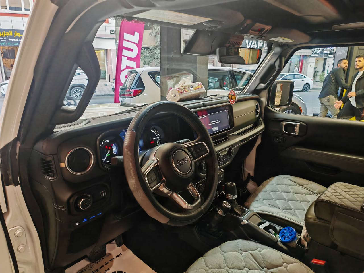 السلام وعليكم 
للبيع 
حيب رانكلر موديل ٢٠٢٤ 4xe
محرك 4 سلندر ثلاث انظمة قيادة 
السيارة طيارة 375 حصان

ماشيه 32 الف كيلوا 
السيارة بحالة الوكالة جديدة كلش 
فول الفول للأخير سوميت اعلى فئه 
كشنات جلد رصاصي
كشنات كهرباء 
كشنات تدفئه
سترين تدفئه
كاميرا اماميه
زراك كاميرا 
كاميرا خلفيه
مرايه وسطيه اوتودم 
رادار حانبي 
رادار خلفي 
رادار امامي
سياقة ذاتيه 
بريك طوارئ تلقائي
كشافات اماميه 
ليد كل الانارة اللي بالسيارة 
ايرباك عدد ٦ 
نظام صوت Alpine 
امبليفاير بالجنطة بيها صوت كلش قوي 
شاشة كبيرة بيها كل اعدادات السيارة 
بيها نظام Alexa 
السقف سلايد كهرباء 
السيارة فول للاخير وقليل تجي هيج مواصفات 
كلش جديده بعدها بحالة الوكالة حادثها كلش خفيف بدون ايرباك بدون دواخل 
ومرفق صور الحادث
رقم بغداد بأسمي
هزه جديده شهر ال12 /2025

مكاني السيارة بغداد/اليرموك 
سعر السيارة 35.000$$ الف دولار ‼️‼️
هذا رقم تليفوني

*********** اتصال وبي واتس اب
