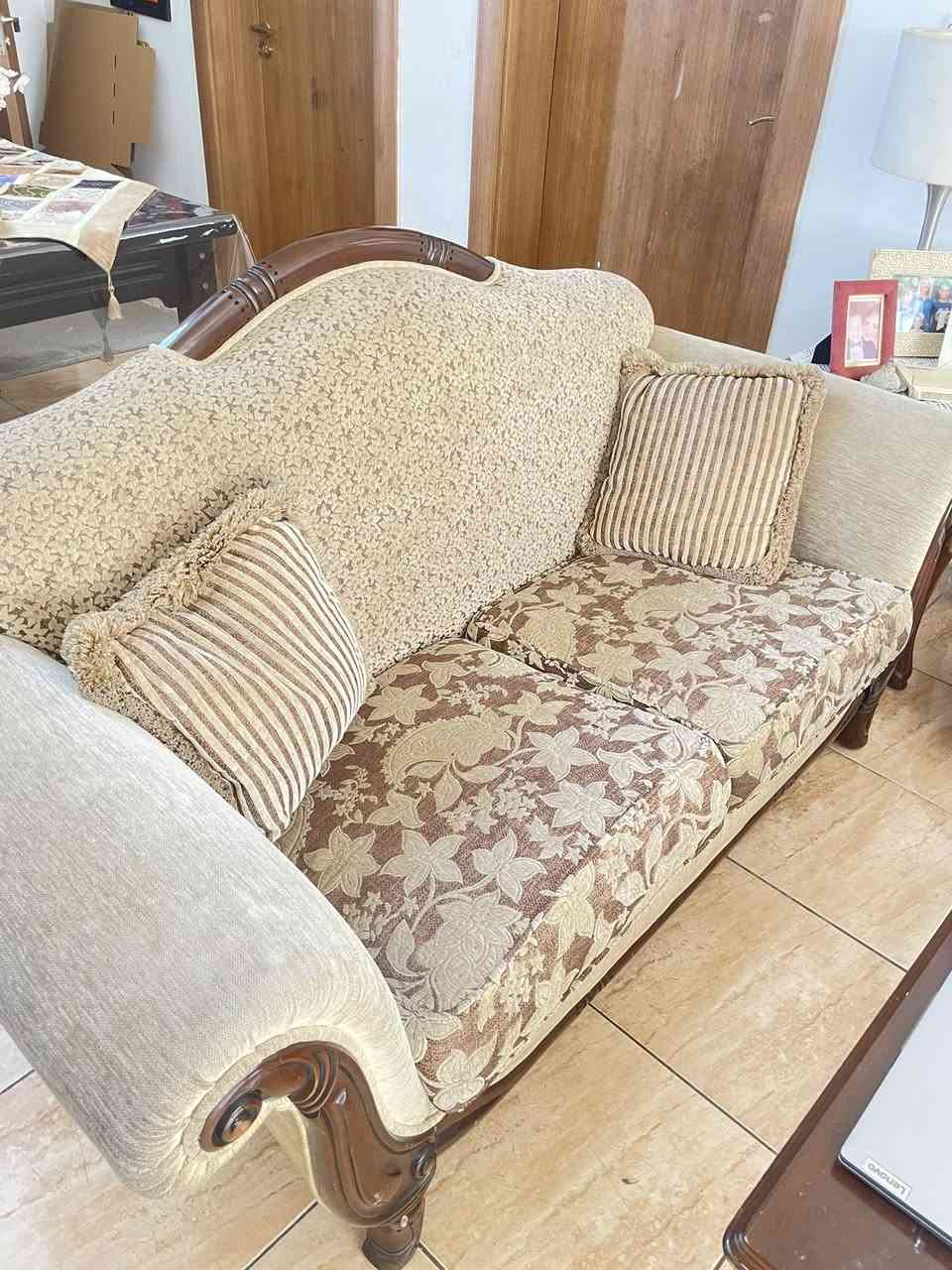 تخم قنفات ماركة استقبال ١٠ مقاعد  قنفة ثلاثية و اثنين ثنائي و كراسي مفردة اثنين  و ميز و سطي نظيف ما بيه عيب او كسر المقاعد سحاب تنغسل و ترجع السعر ٤٠٠ الف و بيه مجال


**إذا كنت صاحب هذا الإعلان وتريد حذفه لأي سبب، رجاءا أرسل رسالة إلى الدعم الفني**