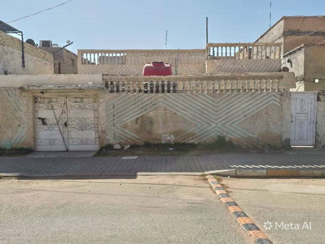 السلام عليكم اخوان عندي بيت للبيع بالرميثة حي العسكري قرب جامع الحسن العسكري مباشرة مساحة البيت ٢٦٥ م٢ بناء متوسط درجة العمران بيه ثلاث غرف ومطبخ وهول وبراني نقل ملكية صرف غير محجوز حر  للاستفسار الاتصال بصاحب المكتب *********** ابو عباس المرشدي
