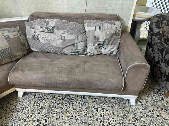 السلام عليكم تخم قنفات تركي ماركه الصدف نضام سرير ومخزن 8مقاعد السعر 300بي مجال مع غراض حلاقه كراسي 2ينرادلهن بس دوشمه ومرايات عدد 2مع 2جانبيات مع باترينه السعر 250بيهن مجال واضافه الى ميز طعام بدون كراسي السعر 40بي مجال الاستفسار خاص او على الرقم ***********
