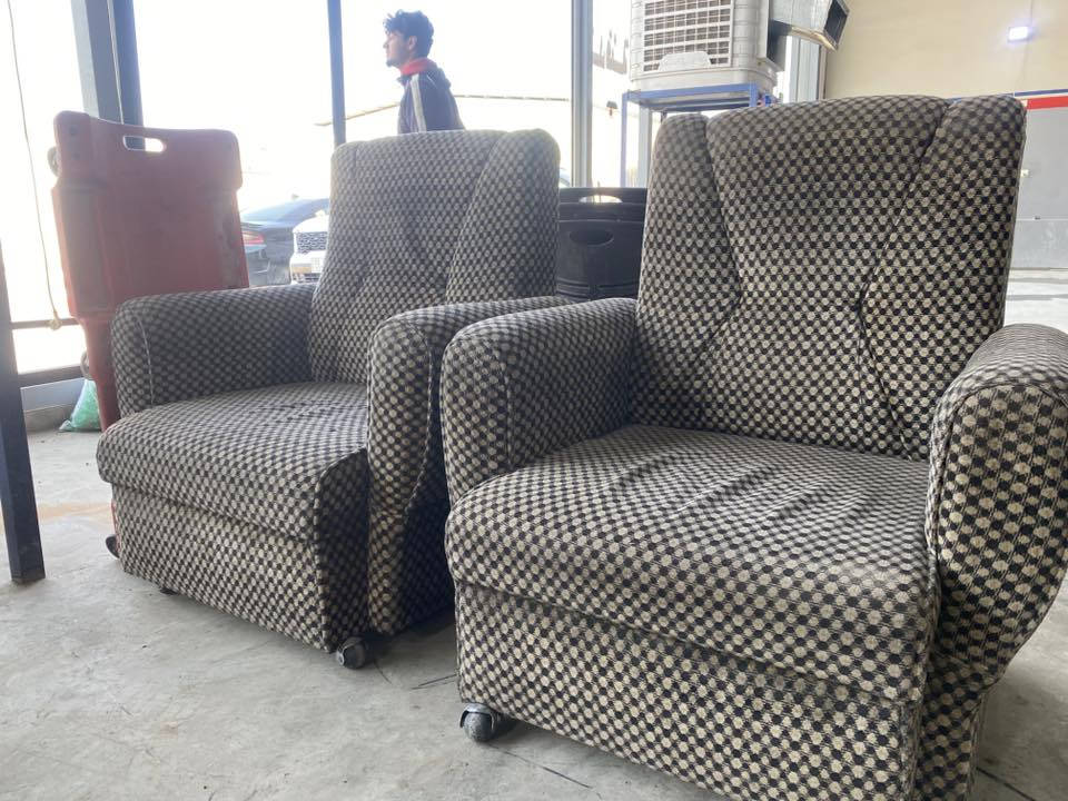 ديوان عشر نفرات
كلش نضيف 
السعر ٢٠٠ وبي مجال 
***********
