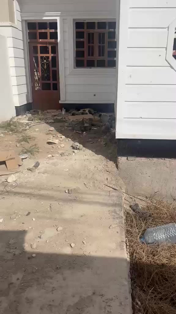 السلام عليكم ورحمة الله وبركاته
🏠بيت للبيع

📍 الرمادي/منطقة الزراعه مقابل جامع الصمد يقع بالقرب من دائرة البطاقة الموحده 

     ✨ المساحة 250م  ركن 

   تفاصيل المنزل :-

🔸مطبخ 

🔸صالة وإستقبال 

🔸4غرف نوم 

🔸2حمام 

🔸حديقة  مع كراج علماً ان الداخل غير كامل 

⭕️ السعر( 265،000،000) مئتان وخمسة وستون مليون قابل للتفاوض...

للإستفسار أكثر إرسال رسالة على الواتساب على :-

***********
