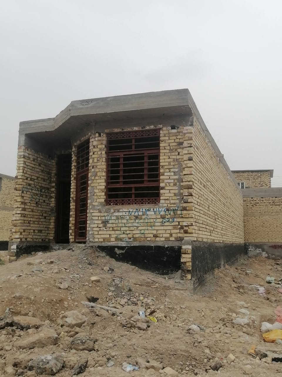 السلام عليكم هيكل المساحه 100 متر طابو زارعي سند 25 قريب ع شارع 100     الرقم ***********
