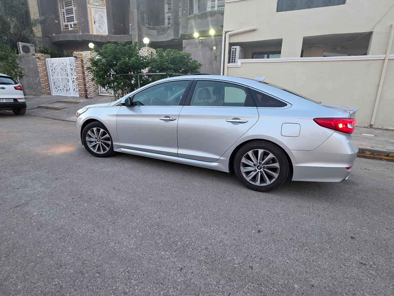 السلام عليكم
.سوناتا سبورت فولمواصفات موديل 16 امريكي ليبل واحد كلها حادثها  بسيط بيها بس بنيد مصبوغ وجامرلغ
وشرط الفحص والسونار وين ميعجبك تفحص افحص 
سياره جديده ومامتعوبه ماشيه 70 ميل حقيقي 
 و.دواخل.كله جديد
رقم بغداد تحويل مباشر 
المواصفات...  
هيه فول فول
SPORT
سبورت فول فتحه  ..تبريد مناخي منفصل قطعتين ثلج.
بصمه...مرآه تعتيم ذاتي.
بصمه ابواب وتشغيل...
ترحيب عند الاقتراب
تحكم ستيرن...
ثلاث انضمه قياده..
ترايش نيكل دوس....
دبل كزوز....
اشاير بالمري....
دتفئه كشنات... . 
كشن كهرباء..
شاشه جبيره.. 
 بلاد...
حساسات خلفيه....ورادار
لد أمامي نهاري منظومه زنون 
محرك 2400  بلكارتون ...
كير ومكينه بلكارتون صدر خلفي وامامي جديد
تخم تاير...
ويل بلادي 17 كروم
السعر 123 وبيها مجال بسيط 
مانقصها لو برغي نضافه 1ع1
السيارة جديدة شكد متتوقع مكاني ديالى


**إذا كنت صاحب هذا الإعلان وتريد حذفه لأي سبب، رجاءا أرسل رسالة إلى الدعم الفني**