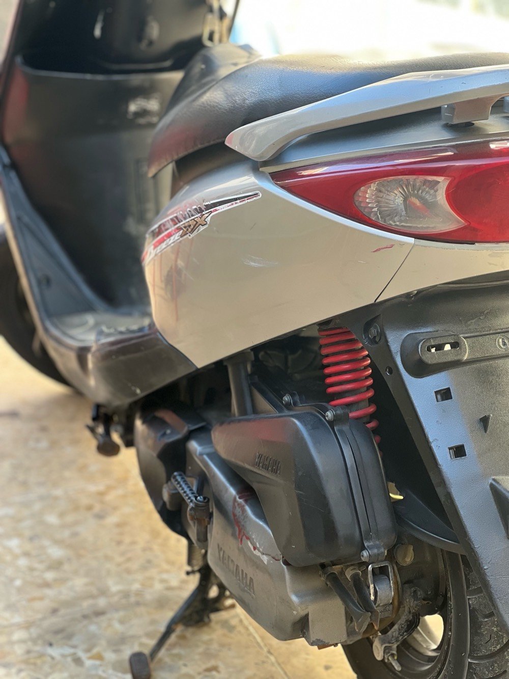 هذه دراجة نارية Yamaha Breeze DX بحالة جيدة. تصميم أنيق وأداء ممتاز يناسب التنقل اليومي داخل المدينة. الأضوية الأمامية والخلفية فعالة وتوفر رؤية جيدة. 

المواصفات:
- العداد: حوالي 9033 كيلومتر
- اللون: فضي 
- الوقود: بنزين
- التخزين: مساحة تخزين مناسبة تحت المقعد

مناسبة لعشاق الدراجات الباحثين عن تجربة قيادة مريحة وعملية.