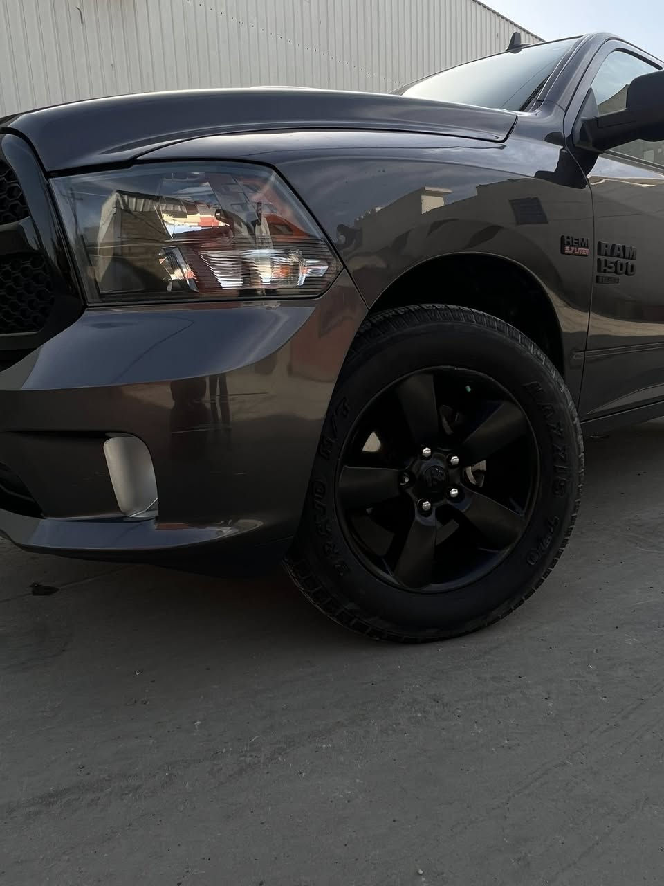 السلام وعليكم دوج رام كلاسك باب طويل بدي قصير موديل 22
السياره وارد كنده ضربته باب وجاملغ الراكب بدون يرباك 
مواصفات عاليه بدون فتحه 
ممشه السياره ٦٠ الف كيلو 
محرك ٥٧٠٠ فور ويل 
السياره جاهزه 
الرقم اربيل بسمي مكان بغداد 
مطلوب بل سيارع ٢٤٠وبيه مجال 
رقمي 
***********
