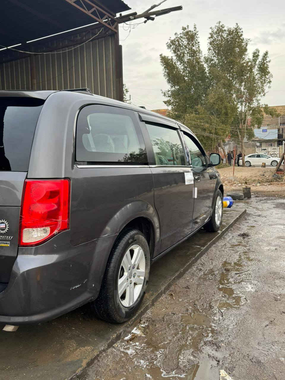 السلام عليكم دوج كرفان موديل 2019 كامل موصفات سياره استخدام شخصي ما مشتغله خط مواصفات كشنات جلد 3بيبان كهربائي تخم تاير جديد صدر جديد شرط فحص تبريدثلج  سياره بسمي تحويل ثاني يوم سياره كامله من كلشي سياره الون نفطي سعر 180بيه مجال***********بيع او مراوس بجارجر حسب القناعه
