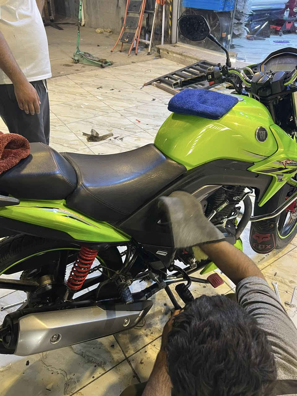 هاوجي 2023 للبيع سعر 18 وبي مجال نضافه 100/90 مسجل كامل تحويل ثاني يوم دراجه اسبانه مامدوده عليها  دراجه بعدهي بوضع الشركه المكان الرمادي ***********
