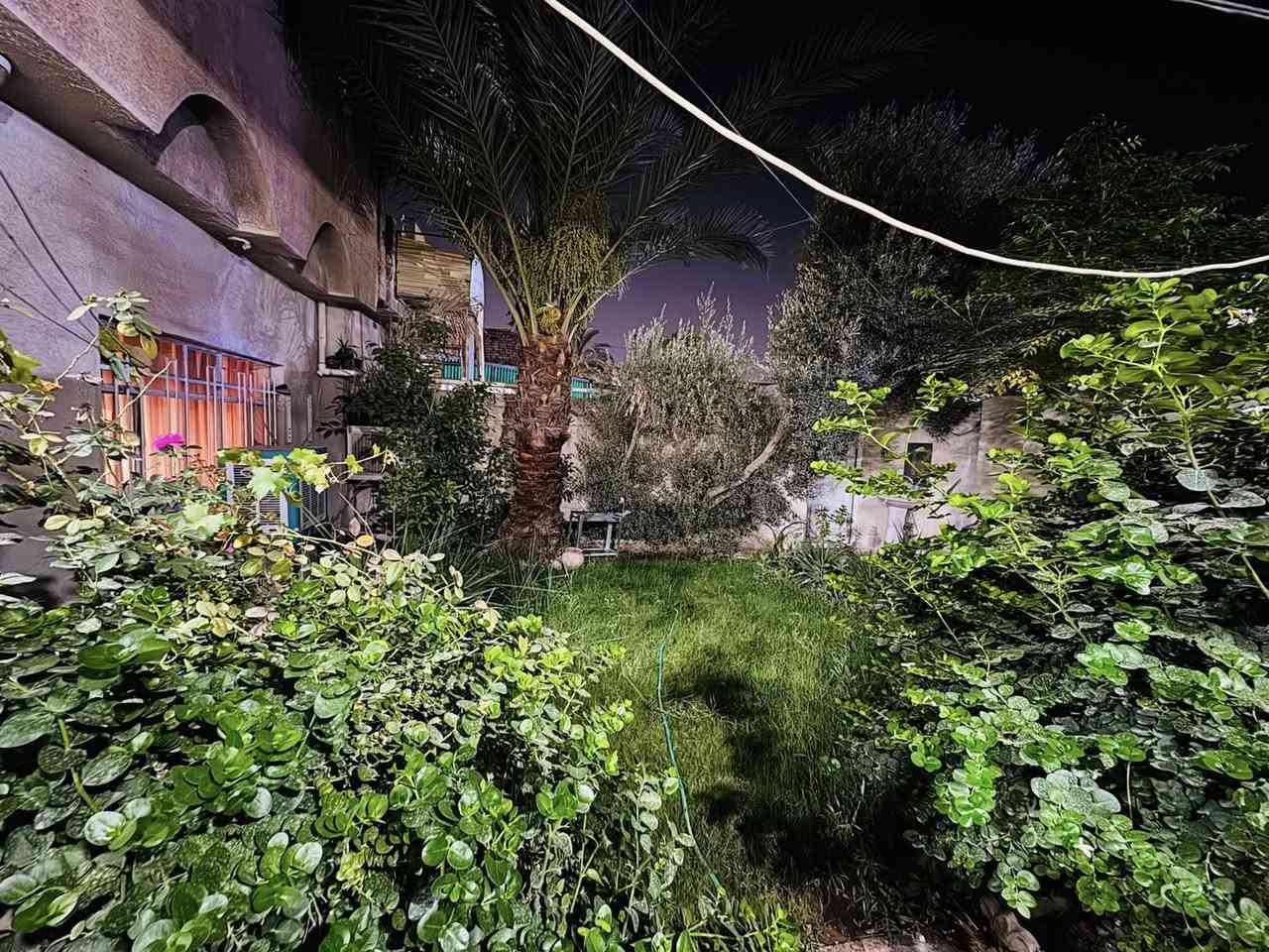 السلام عليكم
دار للبيع مساحه 200 م واجهه 10 نزال 20 
طابقين يحتوي على 4 غرف نوم جاهز للسكن 
حي الجهاد منطقة الامانه خلف الحديقه النموذجيه 
لمعرفت السعر يرجى الاتصال بلارقام التاليه 
مكتب النسيم للعقار 
***********
***********
