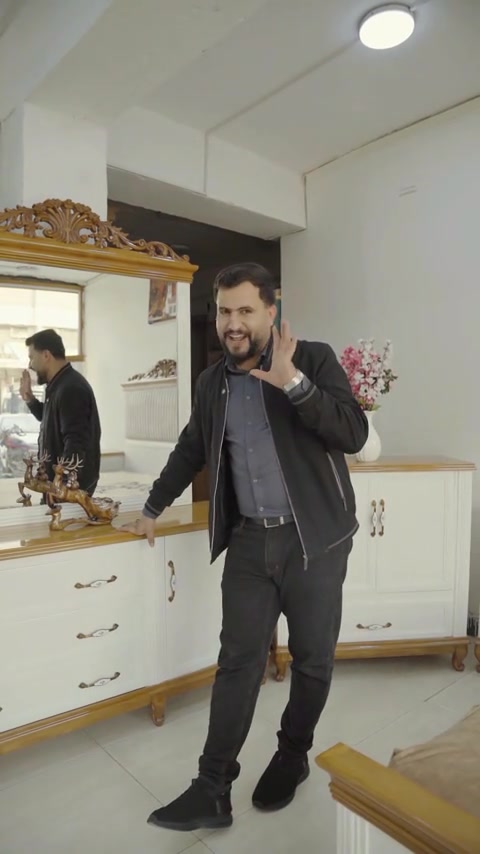 ⁨	موديل العُمـدة – فخامة تُصنع بإتقان 🤍 غرفة نوم مصبوبة صبابة  نجارة عراقية 100% ضمن وجبة الدرجة الفاخرة ومن الموديلات الثقيلة لعشّاق الجودة والثبات 🔹 مواصفات الغرفة:  • غرفة 6 أبواب / طابقين مع ملحق  • الواجهة: سنديان 5 ملم  • جميع ملحقات الغرفة (الكنتور – الزاوية – الجرباية – ميز المراية – الكومديات) واجهة وداخل 5 ملم  • القاعدة: بلوك صاج  • الظهر: چرچوبة داخلية + شد براغي  • دنك الغرفة خشب زان  7.5 سم  • لف الأبواب والمجرات خشب زان 4.5 سم 🔹 السرير:  • عدد 2 لوح خشب چام  • بلوك أرضية مع 8 أرجل  • تصميم لوكنز (كعب الغزال 🦌)  • مرتفع عن الأرض مع طابورية إضافية 🔹 الأبعاد:  • ارتفاع الكنتور: 2.70 م  • عرض الكنتور: 3.60 م  • عرض زاوية الملابس: 1.20 م  • العمق (النزال): 60 سم  • مجموع ضلع الكنتور + الزاوية: 4.80 م  • الجرباية: 3.00 م  • قياس السرير: 1.80 × 2.00 م 💰 السعر: 4,750,000 دينار 🚚 الشد والتوصيل مجاني إلى جميع محافظات العراق ✔ تتوفر لدينا داخل صالة العرض تشكيلة واسعة من الموديلات 📍 العنوان: الحلة – منتصف شارع أبو القاسم من جهة سوق الحلة الكبير مجاور عيادة د. مكي الإبراهيمي (طبيب أسنان) 📞 للاستفسار: *********** *********** #معرض_ومعمل_الخزرجي_للأثاث  #اكسبلورexplore #بغداد #الشعب_الصيني_ماله_حل😂😂🏃🏻‍♀️ #creatorsearchinsights ⁩
