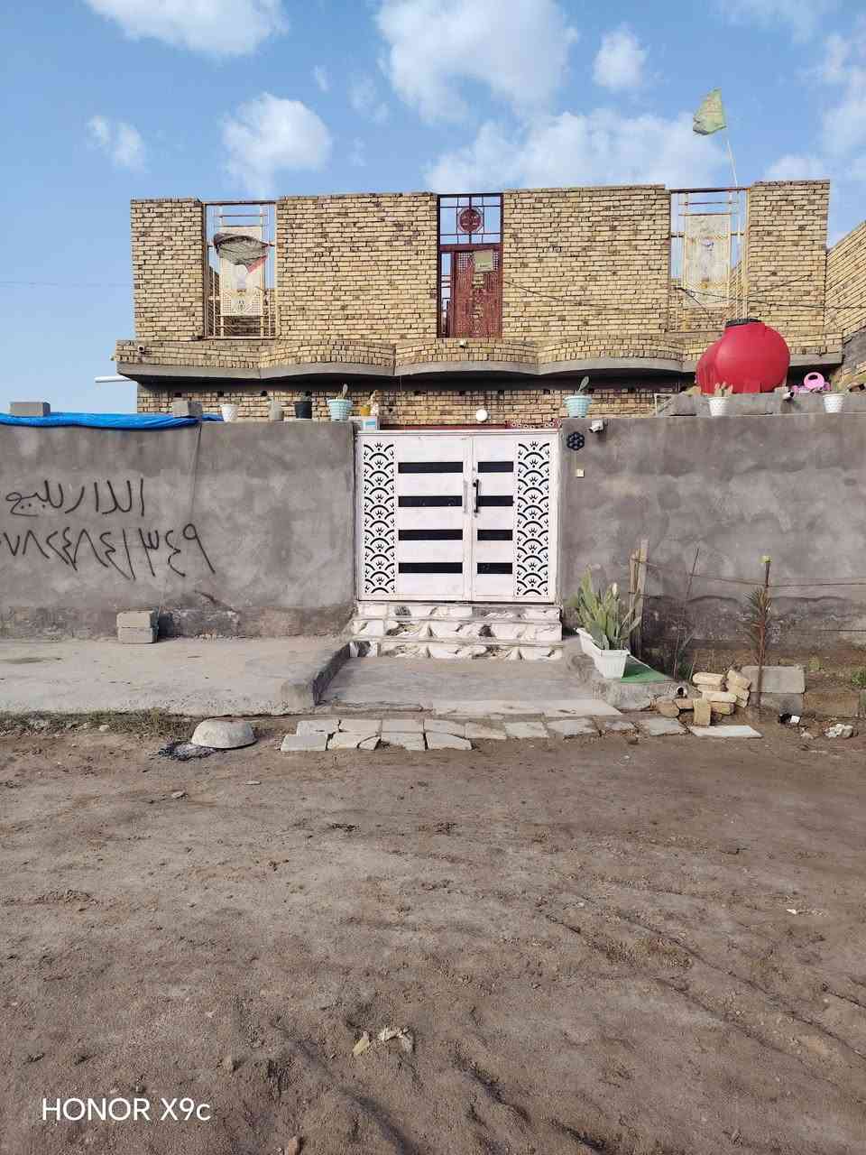 *********** حي العلام الثالثه شارع سايدين قريب على. يحتوي البيت ع طابقين الأول غرفه ومطبخ وصاله 8 4 دوانيه هم 8 4مساحت الكراج 12 6
