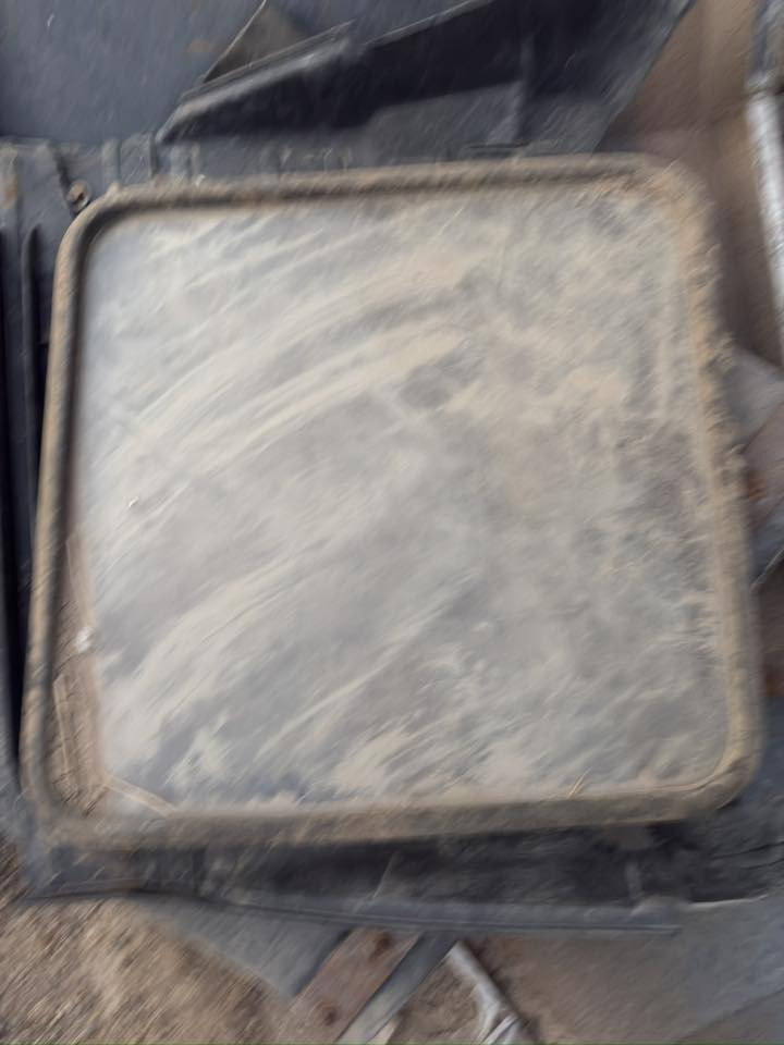 السلام عليكم قماره لكزز مديل 88 للبيع ابيعك على وضعها كوم حديد القماره على هذه وضعها الباب الثاني موجود الفتحه مال السكف موجوده الجامات الصفح موجودات وكلشي مابيهن المو شراي لا يتصل بس الشراي يتصل *********** وبخدمته  السعر ١٠ اوراق وبيها مجال
