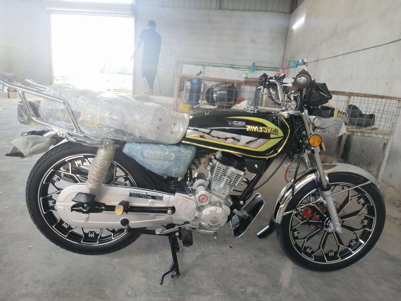 سلام عليكم ورحمة اخوان دراجة 5كير 2025 بشهر العاشر طابعه بعدهي بل لايلون برغي واحد مامفتوح بيها عنواني بابل مويلحه قرب جسر المشروع سعر 875وبيها مجال رقم *********** واتساب بي
