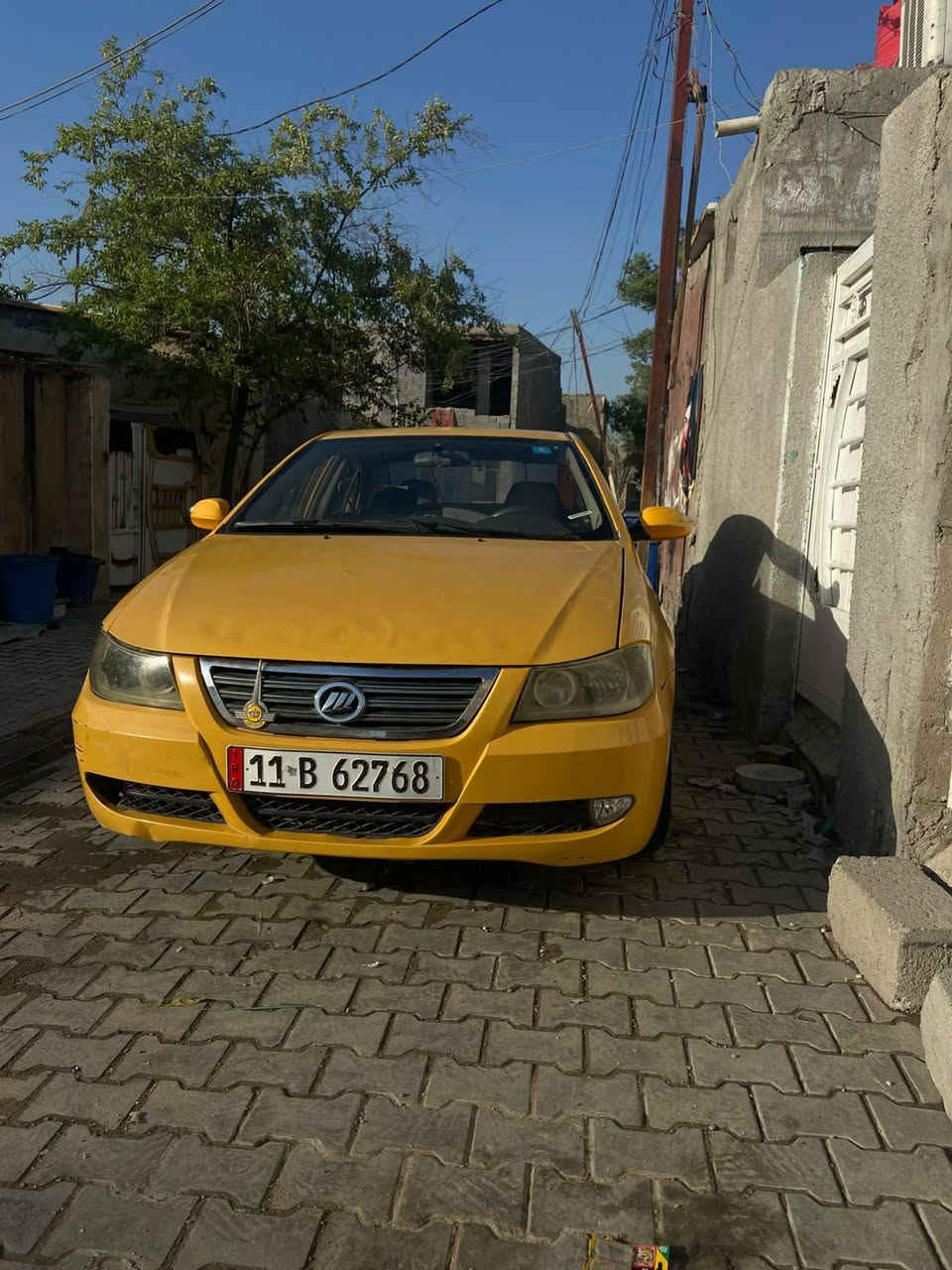 السياره بدون ضربه والسياره رقم بغداد انكليزي  بااسمي  مصفره هيئة وغرامه
محرك كورلا مال حاويه وكير عادي
سياره نصبتها احلى من الصور
تبريد شغال ❄
تخم تاير خط ابيض 🚕

*********** 
رقم بغداد مكاني بغداد حي البساتين 
السعر38 وبيها مجال
