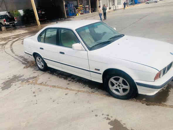 سلام عليكم ورحمه الله
بي ام 525 مفتوح موديل 92 سياره  گير اوتوماتيك كير  مكينه حداديه تخم تاير جاهزه رقم واسط ب اسمي تحويل ثاني يوم شواصي لغود كفاله  كهربائيات كلها شغاله جام كهرباء 
 سعر 37 وبيها مجال 
ستفسار أكثر
***********
