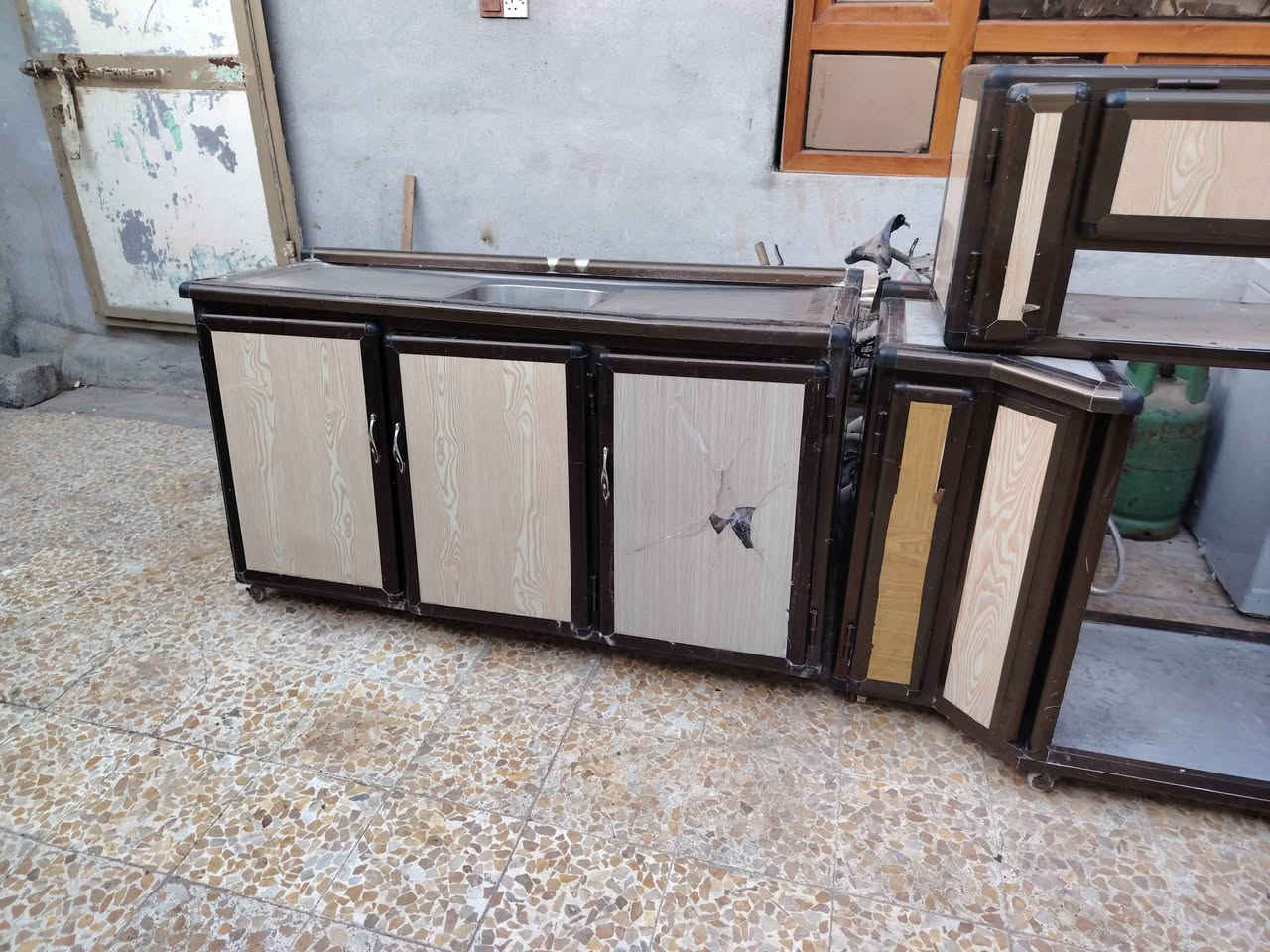 كونتر للبيع فول نضافه سعر مناسب ***********
مكان كوير
سعر 400 الف بيها مجال
