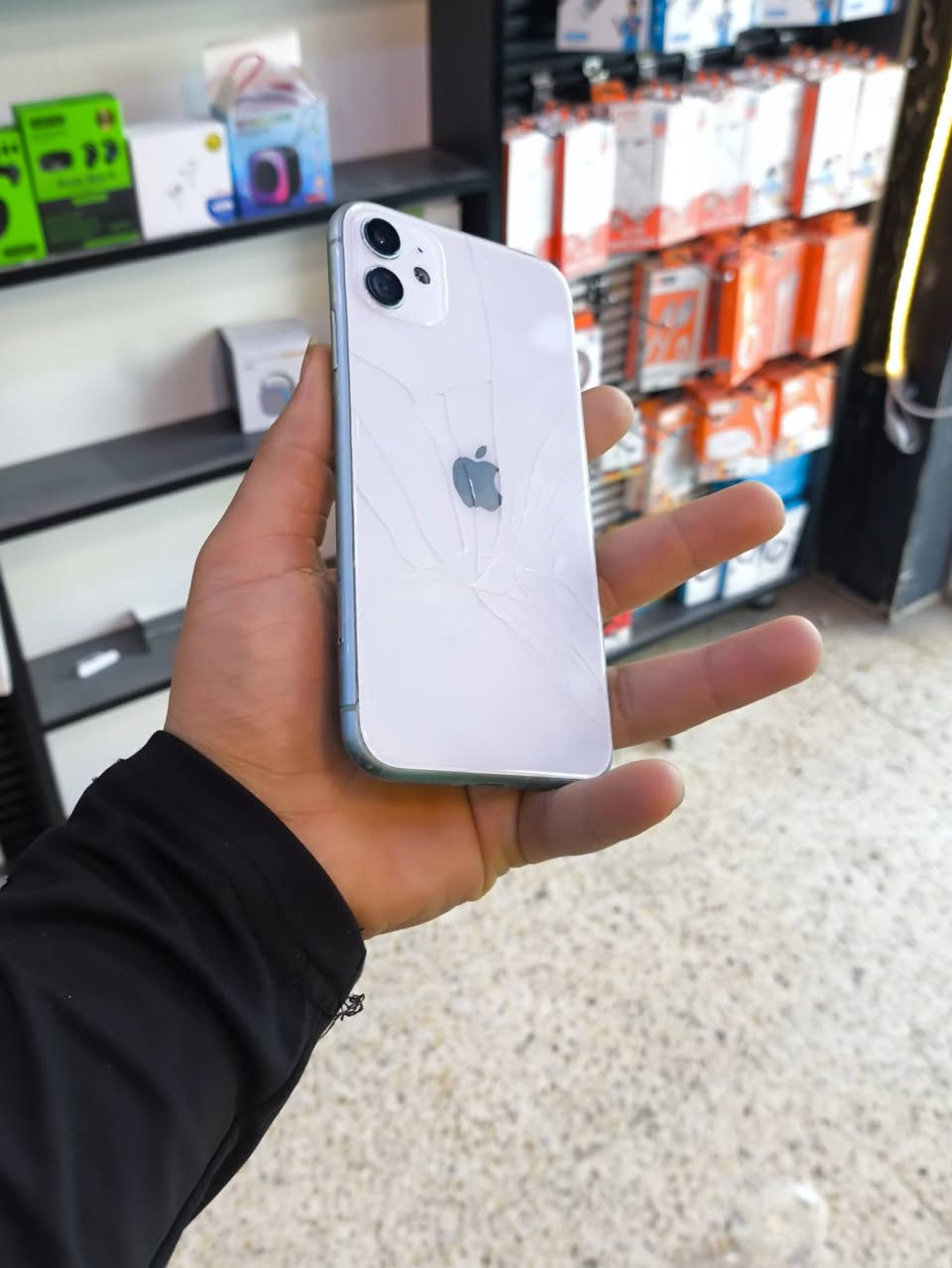 📱 ايفون 11 عادي
🔹 الذاكرة: 128GB
🔹 البطارية: 100%
✅ الجهاز شغال بالكامل من حيث:
الكاميرات 📸
دبل سيم كرت 📶
الصوت 🔊
الهزاز 🔄
⚠️ الملاحظة:
الجهاز يشتغل ويطفه وتظهر علامة آبل،
تم فحصه عند صيانة وقال يحتاج تبديل بطارية (غير متأكد 100% لكن الأغلب بطارية).
🔹 الشاشة: أصلي (ثلث خيارات) شرط
🔹 البيع على حالته (عله حطته)
💰 السعر: 100 ألف (قفلة)
📍 الموقع: الموصل - الأيسر
📞 التواصل: خاص أو اتصال مباشر
***********
