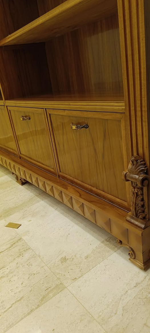 في عالم الخشب، هناك قطع تُباع.. وهناك تحف تُورّث. اخترنا لكم خشب الصاج ليتحدى الزمن، وخشب الزان ليعكس رقي التفاصيل. الجودة ليست مجرد كلمة، بل هي ملمس يدوم." 👑🪚

من اعمالي النجار مصطفى التميمي ***********
بغداد حي اور  مده الفصال 20 يوم
