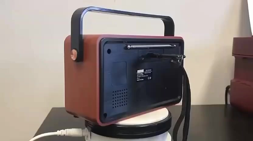 راديو محمول بتصميم كلاسيكي (Retro Radio) 
يدعم موجات FM / AM / SW

المميزات الصوتية : مكبر صوت مدمج يدعم التشغيل من خلال البلوتوث (Bluetooth) .

خيارات التشغيل : يدعم تشغيل الملفات الصوتية عبر بطاقات TF ، وذاكرة USB ، بالإضافة إلى مدخل AUX .

الطاقة : يعمل ببطارية قابلة لإعادة الشحن .

متوفر توصيل كل المحافظات


**إذا كنت صاحب هذا الإعلان وتريد حذفه لأي سبب، رجاءا أرسل رسالة إلى الدعم الفني**