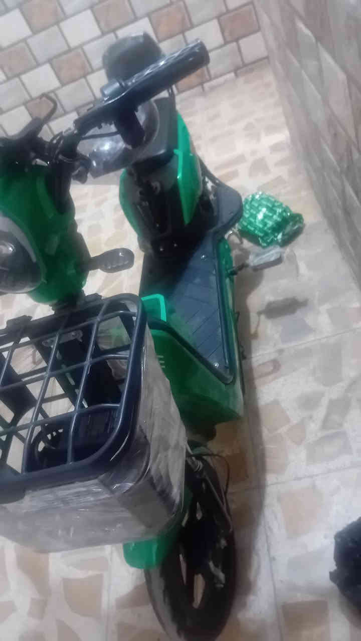 دراجه شحن للبيع تشتغل بصمه السعر  250  الف وبيها مجال الاتصال على هذا الرقم *********** مدينه الصدر
