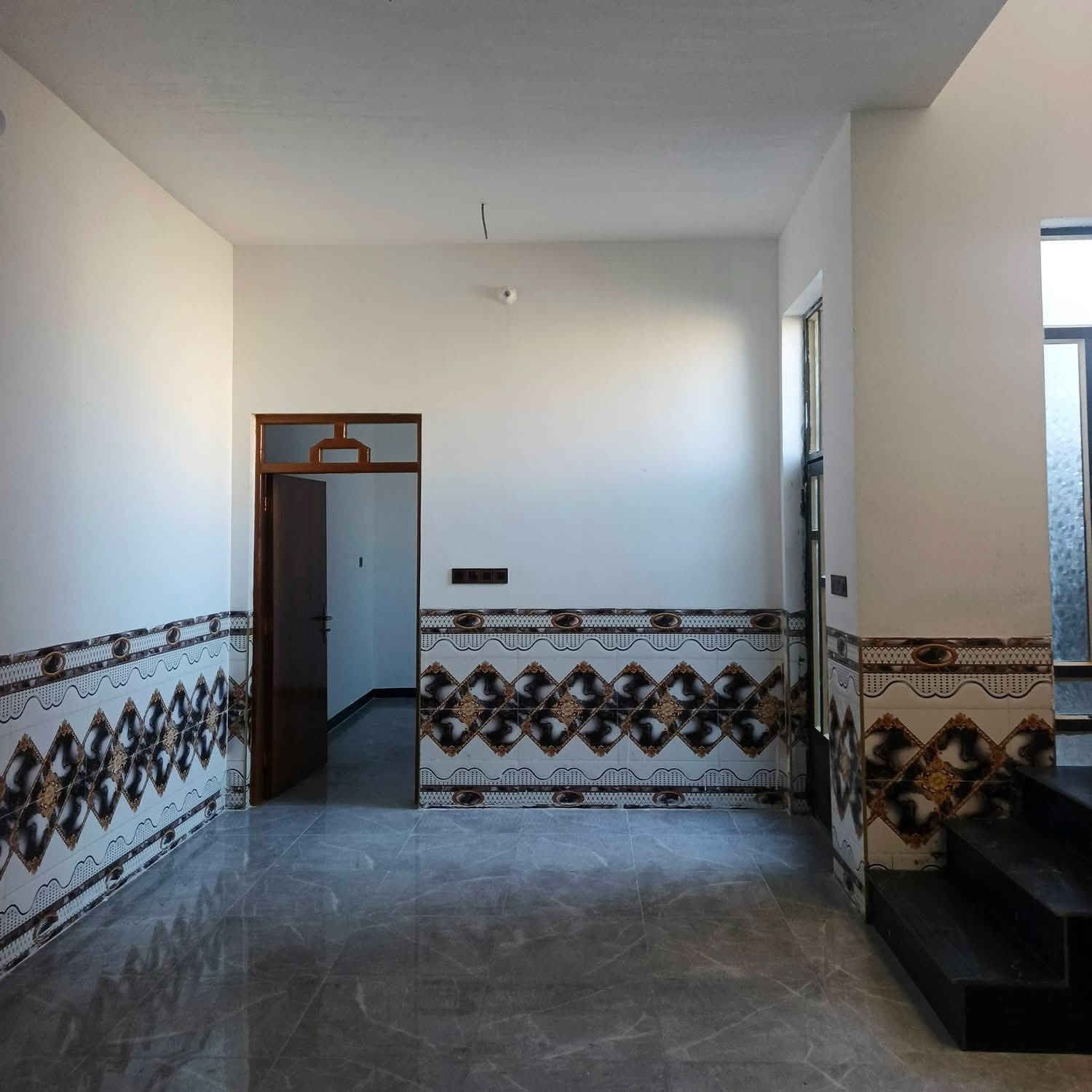 يعلن مكتب الجزاع للعقار 

عن دار اللايجار المساحة 150 متر طابقين ☑️

يتكون الطابق الأول غرفه نوم صاله حمام ☑️ 

مبطخ ستقبال مناور عدد ٢ صحيات كيزر ماء

 ☑️ 

والطابق الثاني متكون من غرفتين نوم 💯

صاله حمام بلكونه ☑️

الدار بعده جديد محد ساكن بي 💯 

ملاحظة..... عندك فقط نقص الارضية مال قاط الثاني 💯

_____________________________

موقع الدار الأنبار الفلوجه حي الجيغيفي الثانيه قرب أسواق جنه

💯💯☑️

أي ستفسار الاتصال على الأرقام التاليه 💯☑️
***********
