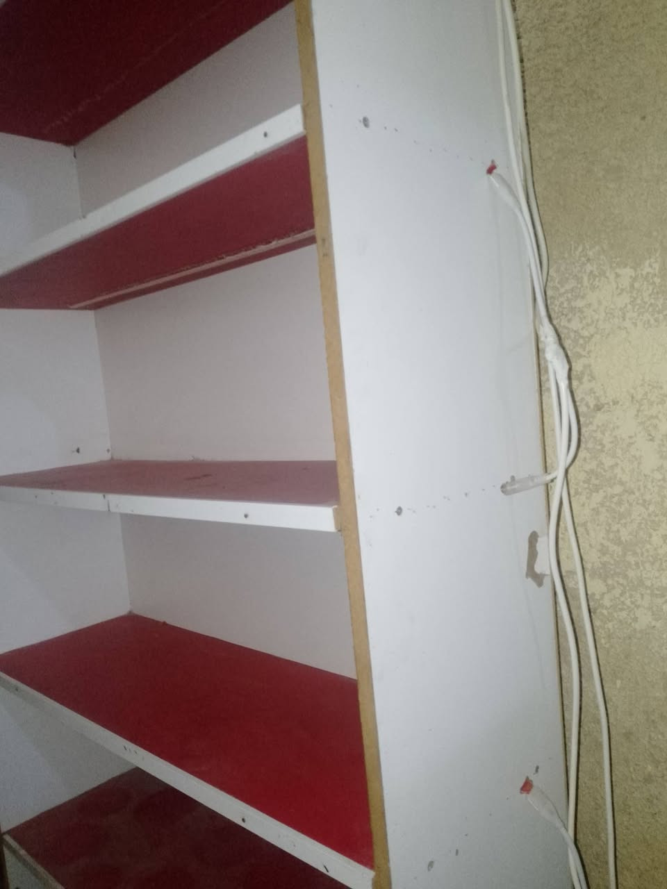 ميز بي رفوف 7 خانات حتى انارة بي
***********
العنوان العزة الجديدة شارع الكراج مقابل مكتبة الاصدقاء
