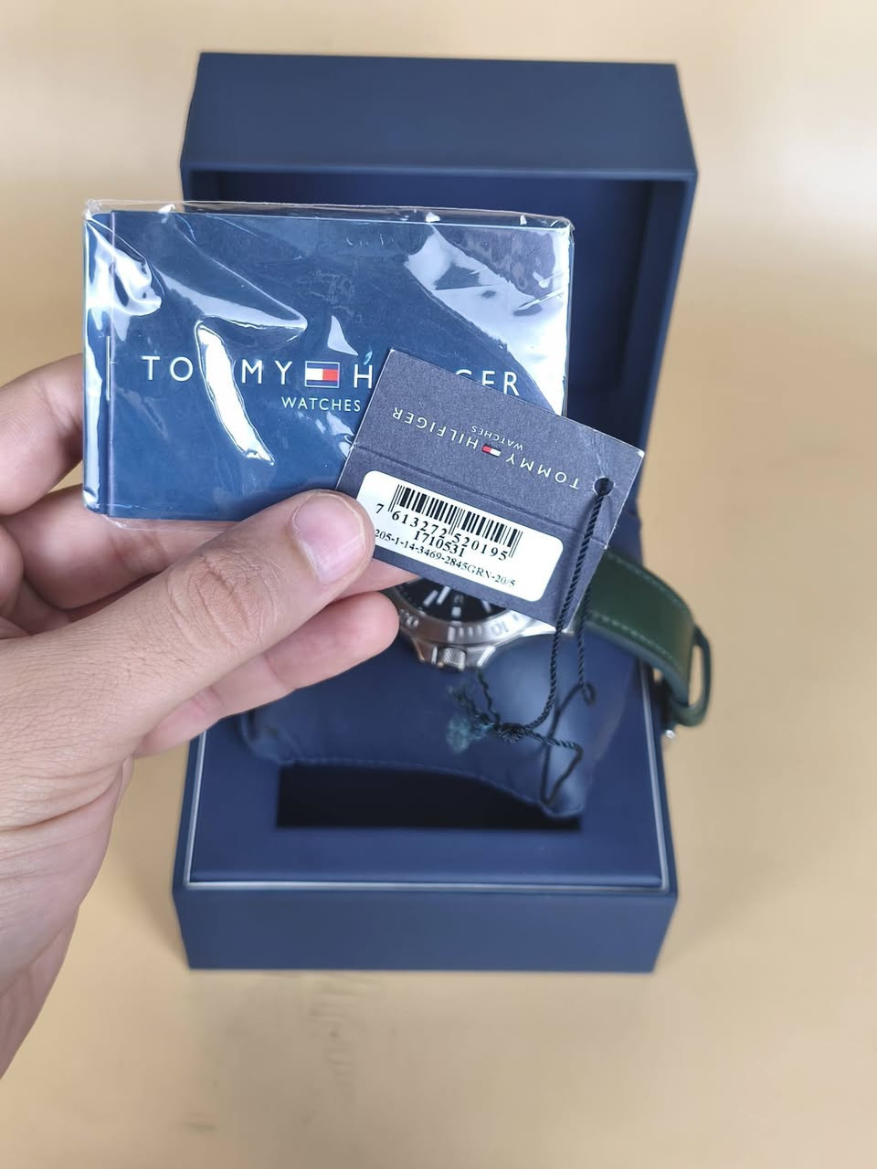 تفاصيل الساعة الكاملة: 

ساعة مستخدمة نظافة مية بالمية 

​الموديل: Tommy Hilfiger 1710531.
​الجرم (الهيكل): ستانلس ستيل مطفأ (Matte) قوي، مع إطار (بزل) مدرج يعطيها شكل ساعات الغوص الرياضية.
​المينا: لون رمادي غامق مع أرقام واضحة (12 و 6)، والعقارب والمؤشرات تنور بالظلمة، وفيها نافذة لتاريخ اليوم عند الساعة 3.
​الحزام: جلد طبيعي بلون أخضر زيتي (زيتوني) دافي، يقعد على الإيد بشكل مريح وخياطته نظيفة ومتناسقة.
​المكينة: كوارتز (بطارية) يابانية عملية ودقيقة جداً بالوقت.
​مقاومة الماء: 50 متر (5ATM)، يعني تقاوم المطر، غسيل الإيدين، والسباحة الخفيفة (بس يفضل تجنب الماي هواي علمود الحزام الجلد).
​الساعة كاملة بملحقاتها (العلبة الأصلية والتاغ وكارت الماركة) مثل ما واضحة بالصورة.

السعر 50 الف


**إذا كنت صاحب هذا الإعلان وتريد حذفه لأي سبب، رجاءا أرسل رسالة إلى الدعم الفني**