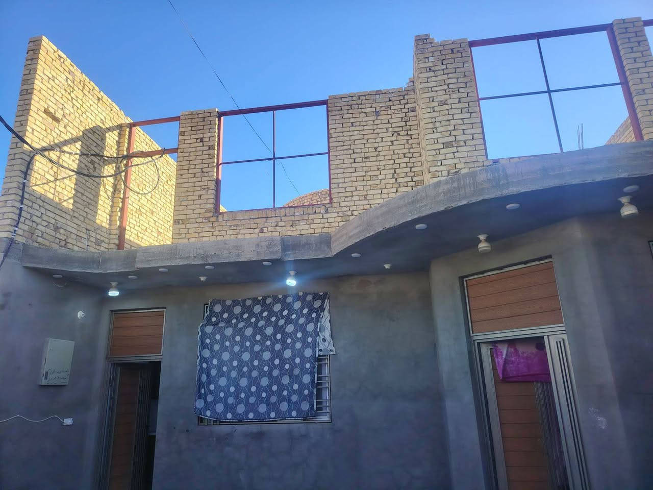 دار للبــــــيع 💥
وبسعر مناسب جداً جداً جداً
الموقع الخضراء مقابل ساحة البيع المباشر
المساحة 250 م
البيت طابقين يحتوي الطابق الأول على كراج طرمة واسعة مطبخ وإستقبال  وهول داخلي واسع و مجموعة صحية داخلية وخارجية وغرفتين نوم.

الطابق الثاني نفس ما موجود بالطابق الارضي لكن غير مسقف (هيكل) علما ان درجه معزول عن البيت وبالامكان جعله داخل البيت
🔹 البيت بناء جديد مسكون اقل السنة
🔹 شارع يخبل والجوارين وردة
للاستفسار الاتصال على الرقم
***********
