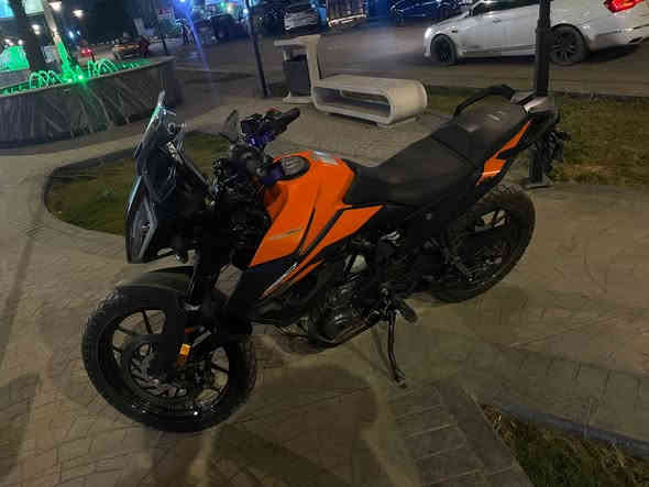 للبيع فقط رداجه KTM 390 رحال مرقم كامل
المحرك: أحادي الأسطوانة، مبرد بالماء، 373.2 سم³ (390 Adventure) أو 399 سم³ (2025)
القوة: حوالي 44 حصانًا عند 8500 دورة في الدقيقة
عزم الدوران الأقصى: 39 نيوتن متر عند 7000 دورة في الدقيقة
ناقل الحركة: ست سرعات
استهلاك الوقود: حوالي 3.5 - 4.0 لتر لكل 100 كم (390 Adventure) أو 29 كم/لتر (2025) 

الهيكل والتعليق
الشاسيه: فولاذي أنبوبي
نظام التعليق الأمامي: شوكة WP APEX مقلوبة مقاس 43 مم
نظام التعليق الخلفي: ممتص صدمات أحادي WP APEX
مقاس العجلات: 19 بوصة أمامية و17 بوصة خلفية (للطرازات القياسية) 

الميزات التقنية
الشاشة: شاشة TFT ملونة تعرض السرعة، عدد دورات المحرك، مستوى التروس، ومستوى الوقود
أنظمة الأمان: نظام ABS مع وضع للطرق الوعرة، ونظام التحكم الديناميكي في الجر
التوصيل: بلوتوث للاتصال بالهاتف الذكي لإجراء المكالمات
الإضاءة: مصابيح أمامية LED ساطعة 
خزان الوقود: سعة 14.5 لتر
مقعد: مصمم لتوفير الراحة أثناء القيادة لمسافات طويلة
وزن: 165 كجم (حالة الرطوبة) لبعض الطرازات

وبعد بيها موصفات خير من الله من تعديل بعدد دورات محرك لكل ناقل غيار و تحول مودات قياده من وضع طرق الوعره لو ضع الطرق الازفلتيه وهواي امور تكدر تتحكم بيهن من خلال شاشه   عنواني بغداد...... متواجد وتساب ***********
