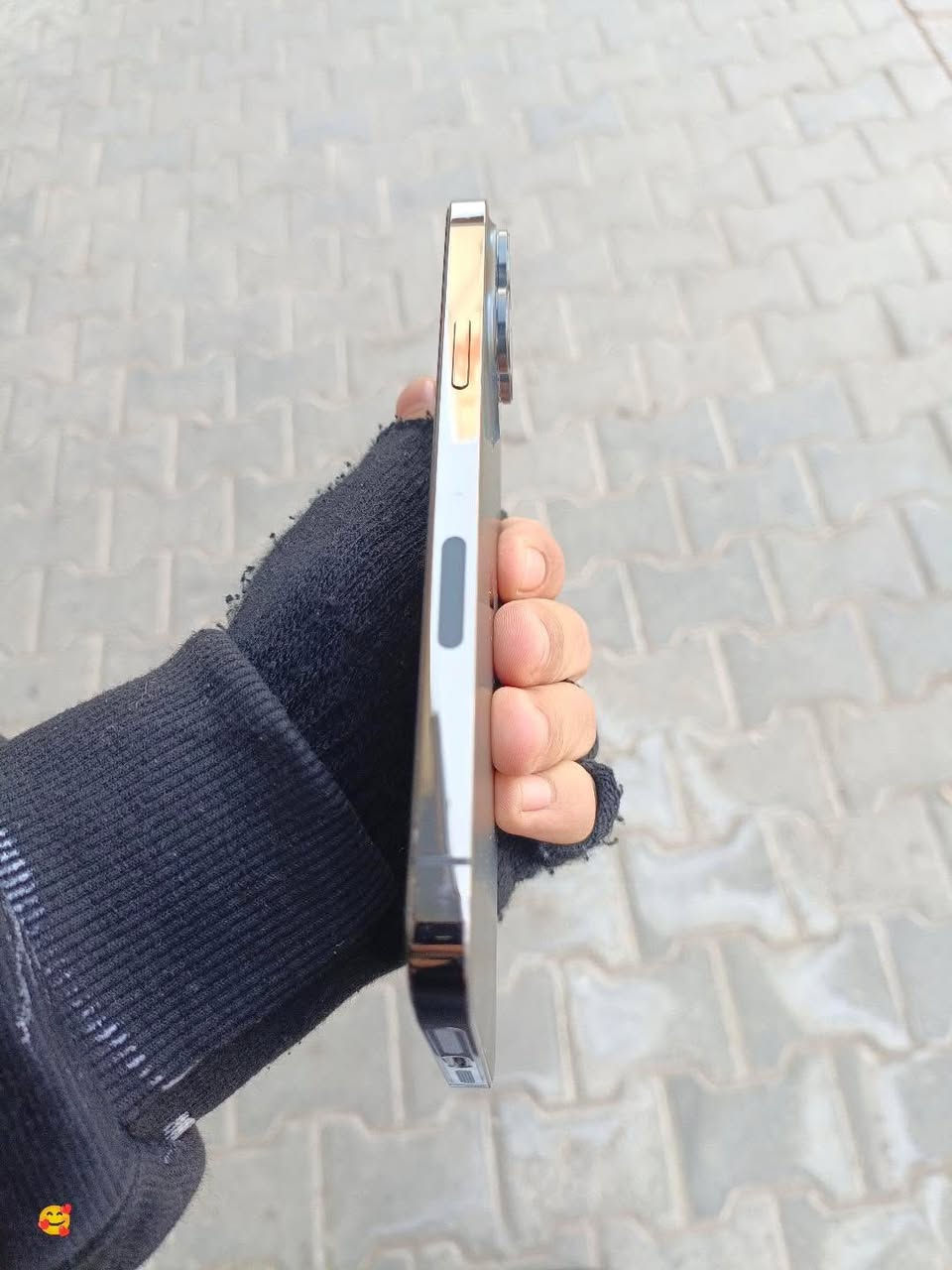 سلام عليكم
الجهاز ايفون 13 برو ماكس 
نموذجه : A امريكي 
الون : اسود 
ذاكرة : 1 تيرا 
بطاريه 90 
جهاز وتر لا مفتوح لا مبدل بي شي 
ملحقاته ، شاحنه ، 3 كفرات هديه
السعر 750 وبي مجال قليل 
مكاني النجف حي النصر  
شراي راسل واتساب : ***********
