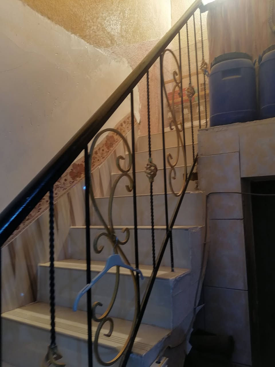 بيت البيع خلفي مساحه 100 متر طابق واحد قرب مدرسه وركا  علا ساحه السعر 80 قفل مكتب التساهل… العقار ***********
