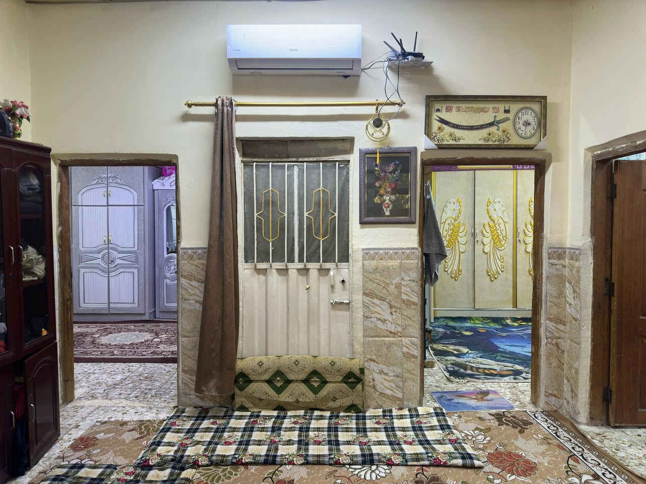 بيت للبيع المساحه ٢٥٠م زراعي يتكون من ثلاثه غرف كبار واستقبال ٧ في ٤ وصاله ٦ في ٥ ومطبخ ٦ في ٤ ومجمع وصحيات عدد ٢ كراج سياره وحديقة البيت نظيف ومرتب المكان كوفه علوة الفحل شارع الزوار قرب مشروع الماء خلف مولدة ماجد الحدراوي السعر ٧٥ اي استفسار الاتصال على ***********
