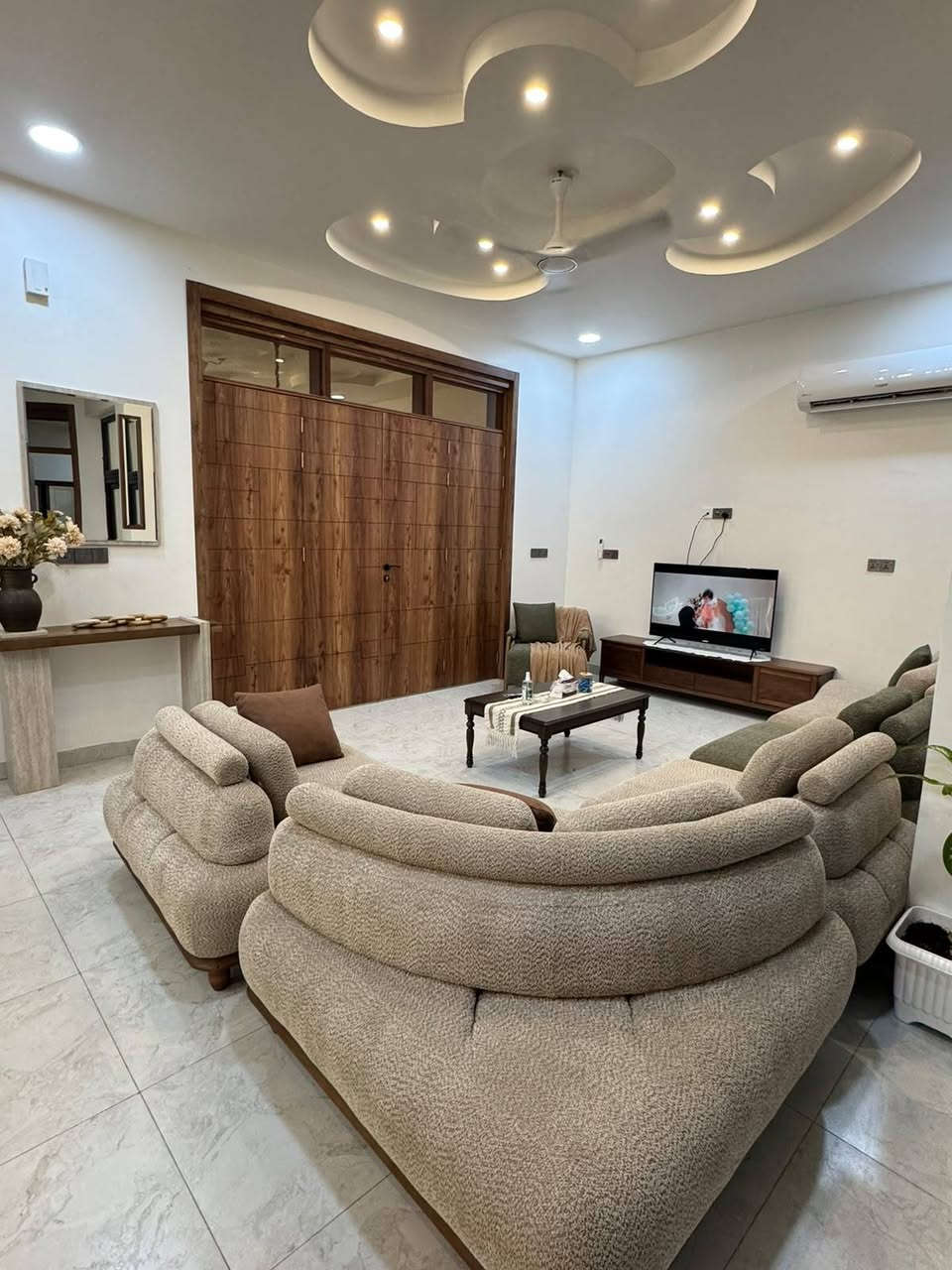 بيت للبيع في حي صحه قريب جدا من شارع الكورنيش مساحه ٢٠٠م طابو زراعي سند ٢٥ يحتوي على ٤ غرف نوم وصاله وهول وصحيات ومطبخ للاستفسار
***********
