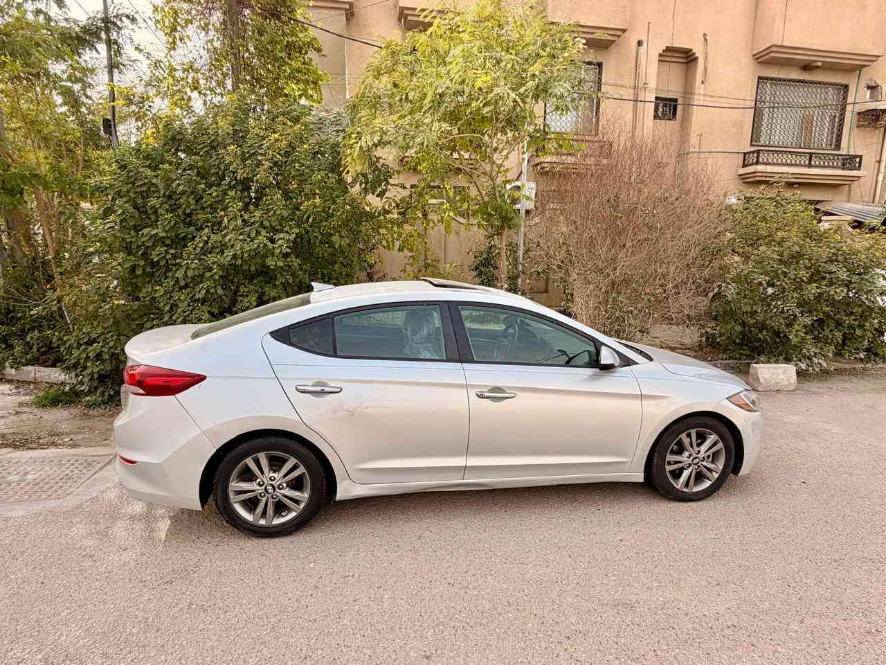 السلام عليكم ***********للبيع فقط السعر 123نهايته هواندي النترا محرك 2000 دوش وارد امريكي حادثه جدا بصيط  جاملغ خلفي وصبغ قبق جنطه السياره مكفوله من شواصي ولغود وتكم وحوض كله مكفول السياره بدون ايرباك 
فول مواصفات فتحه بصمه شاشه كامره دواره رادار جانبي حساس خلفي كشن كهربائي تبريد بيانو نضام سبورت ماشيه 100 
السياره جاهزه محرك وكير وحداديه بحاله ممتازه جدا 
رقم بغداد انكليزي سنويه لغايه 2030 تحويل مباشر السياره موجوده في كربلاء
