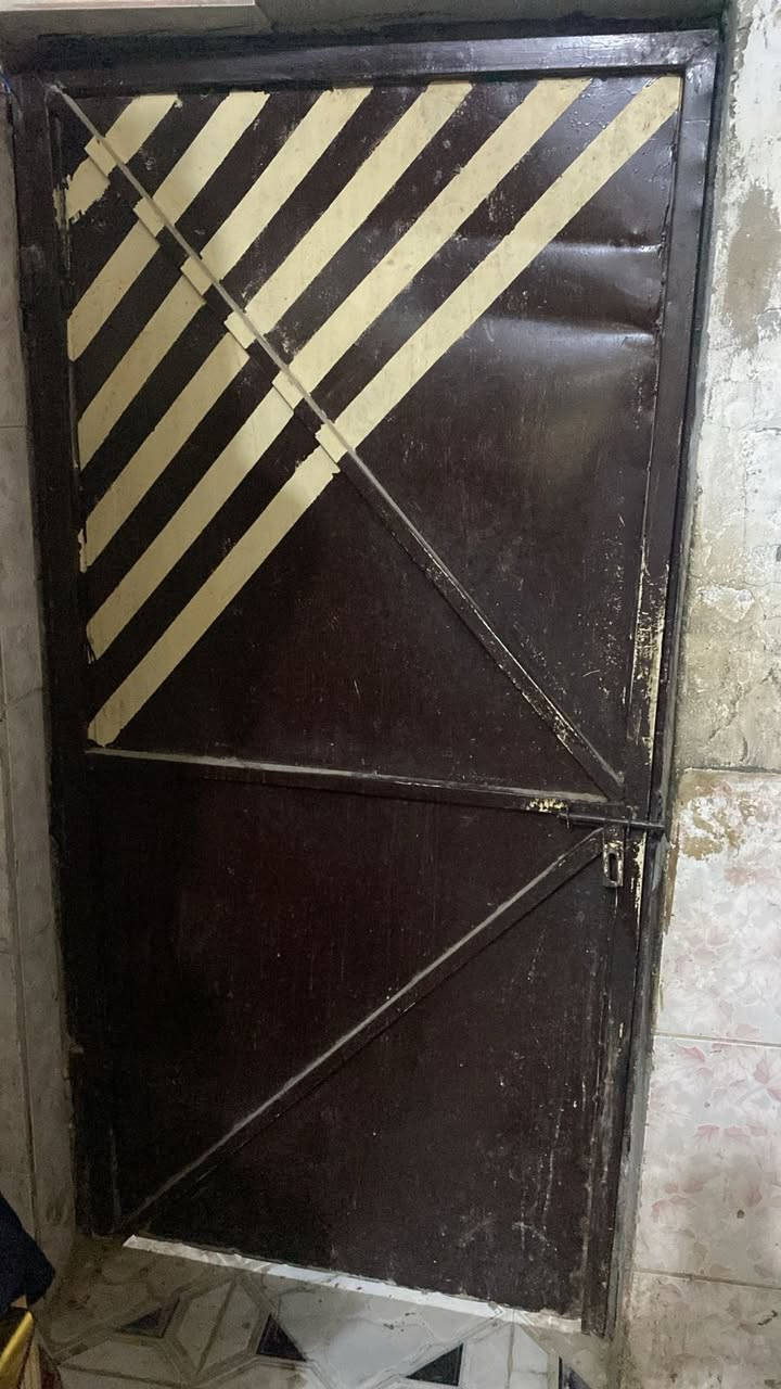 سلام عليكم 
كاونتر وجرباية وباب حديد للبيع 
الاتصال بالرقم ***********
