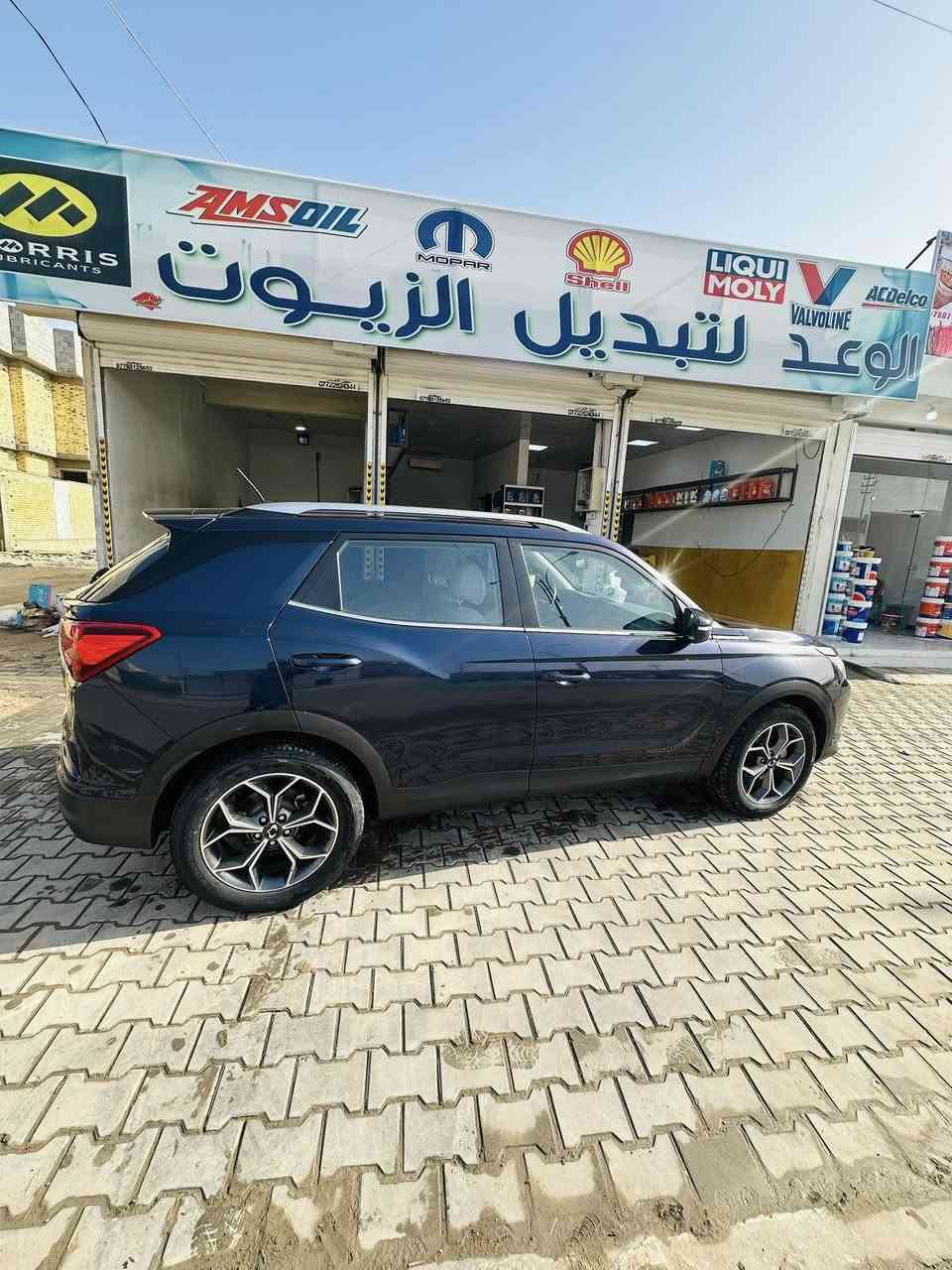 🔥 للبيع – سانغ يونغ كوراندو 2023 🔥
لون أزرق كحلي ✨

▪️ الموديل: 2023
▪️ المحرك: 2.0 لتر اقتصادي وقوي
▪️ القير: أوتوماتيك
▪️ نوع الدفع: أمامي (FWD)
▪️ الممشى: 32 ألف كم فقط

🔹 المواصفات:
✔ فتحة سقف (سانروف)
✔ شاشة وسطية حديثة
✔ كاميرا خلفية
✔ حساسات أمامي وخلفي
✔ مثبت سرعة
✔ نظام Drive Mode (Eco / Normal / Sport)
✔ تحكم بالستيرن
✔ نظام ثبات إلكتروني
✔ إيرباغات
✔ رنكات ألمنيوم أصلية
✔ تبريد قوي جداً

🔹 الحالة:
• استخدام شخصي
• نظيفة جداً من الداخل والخارج
• لا تحتاج أي صرف
• بيها تبديل باب ورا سايق 
  💰 السعر 110قابل للتفاوض
📞 للتواصل ***********
